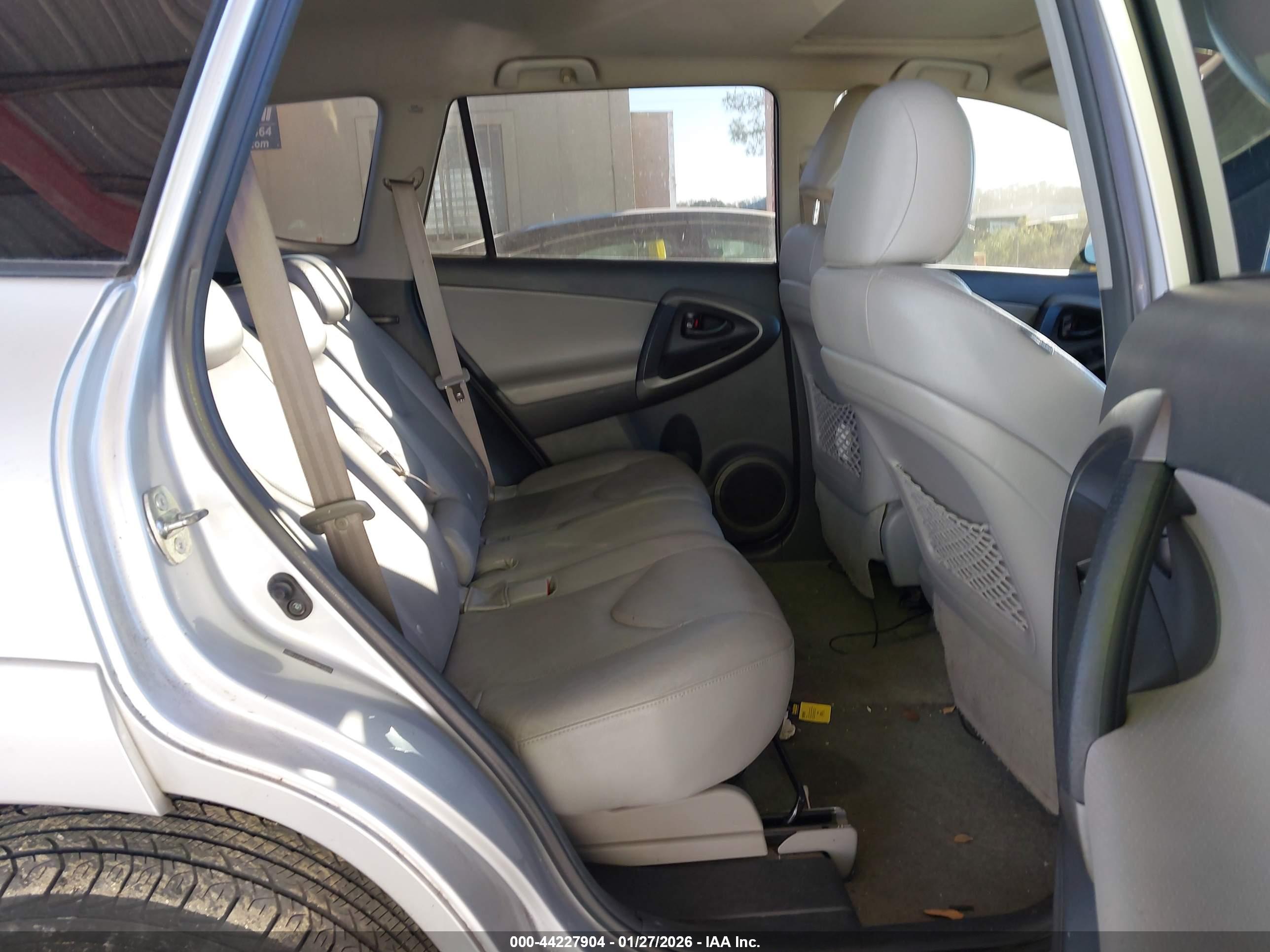 TOYOTA RAV4 image 8