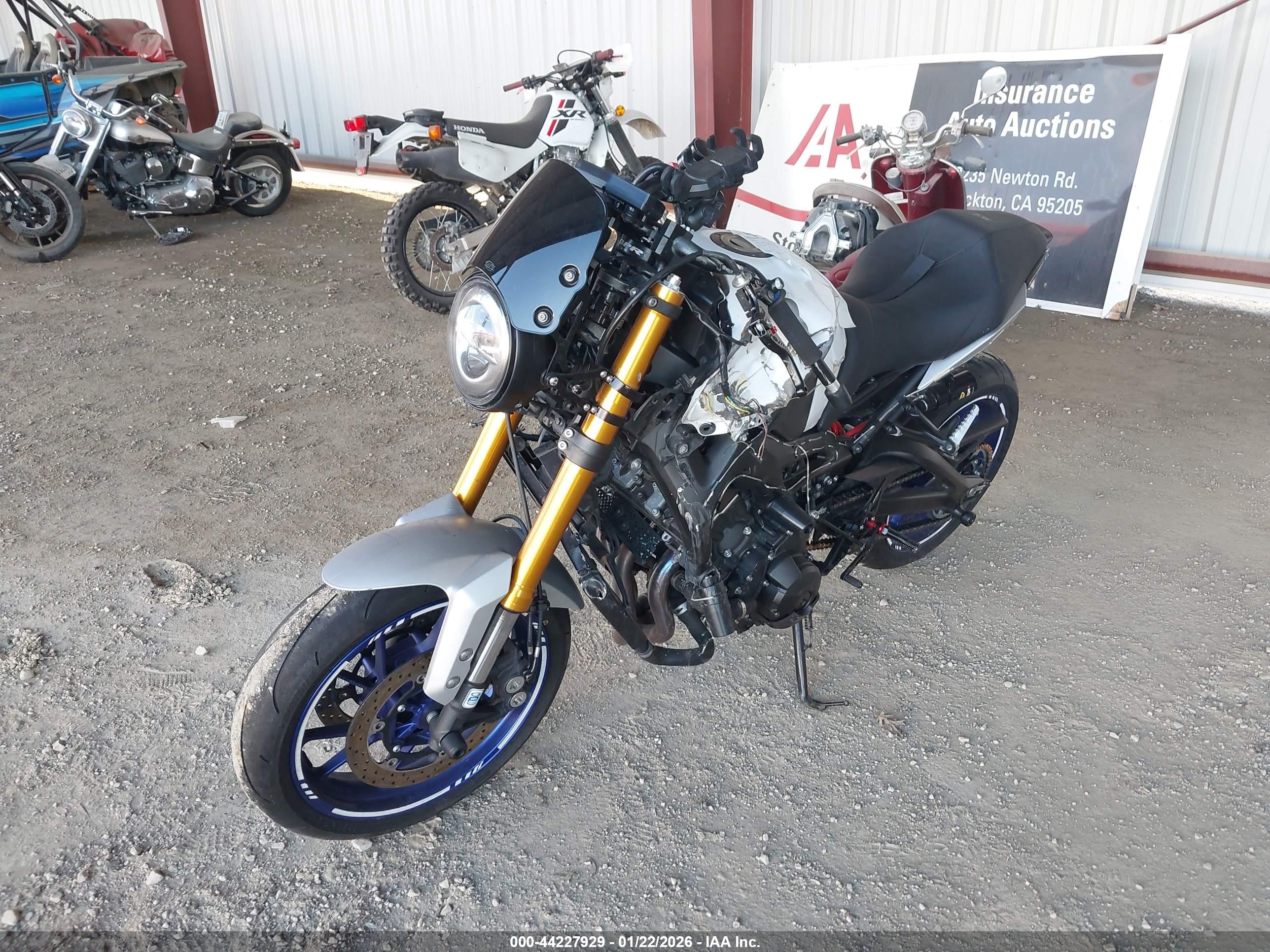 YAMAHA FZ09 image 2