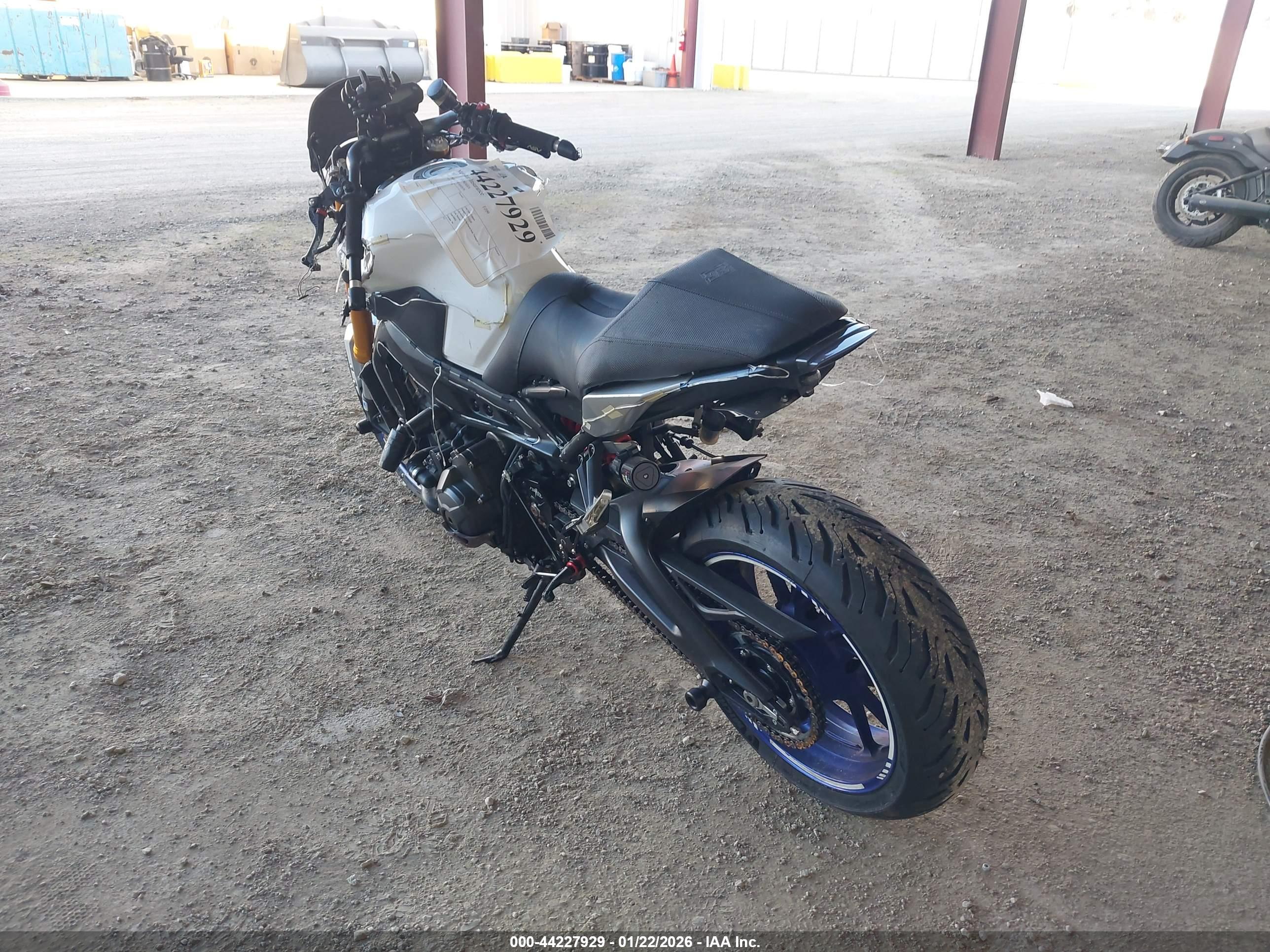 YAMAHA FZ09 image 3