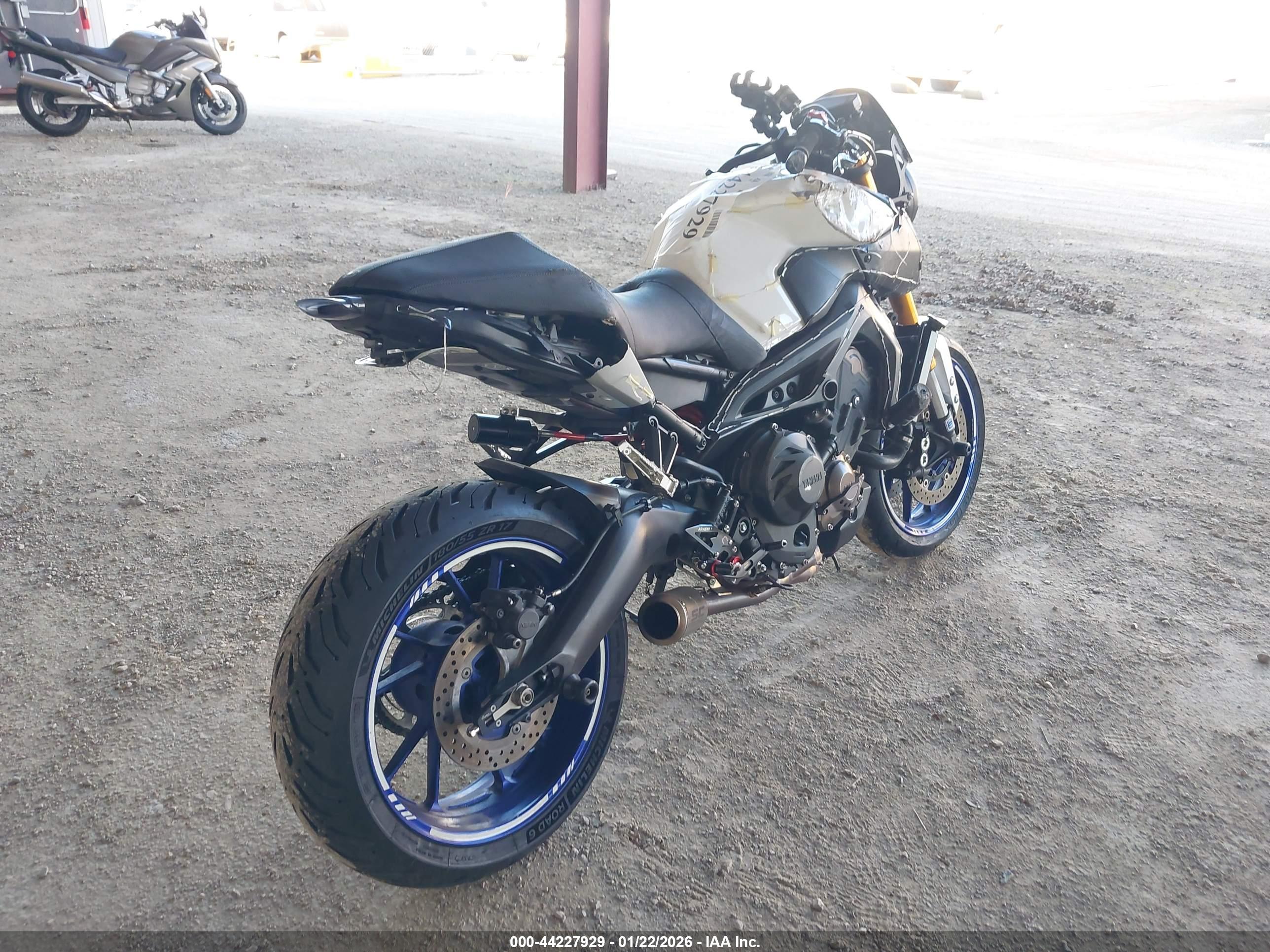 YAMAHA FZ09 image 4