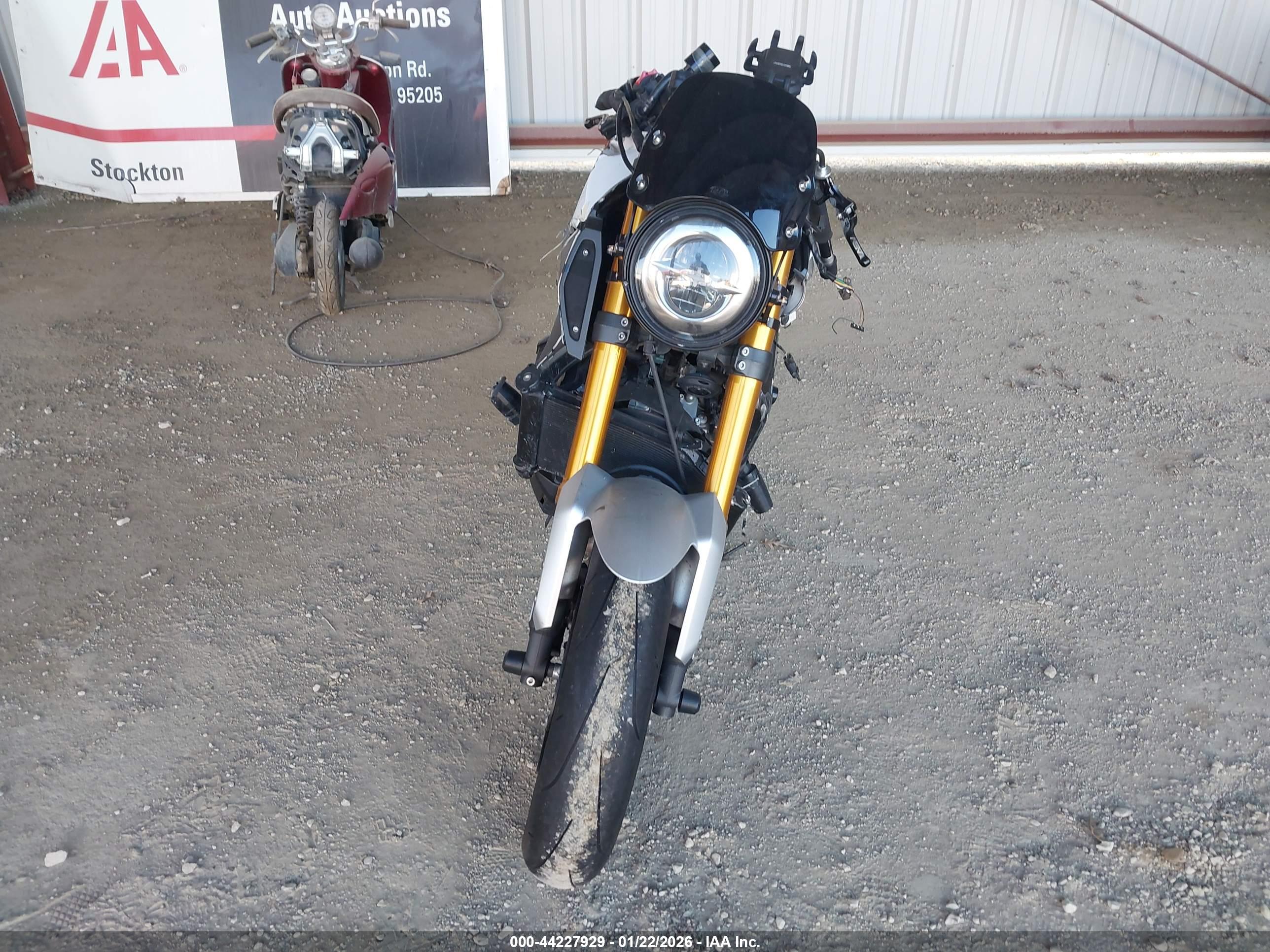 YAMAHA FZ09 image 5