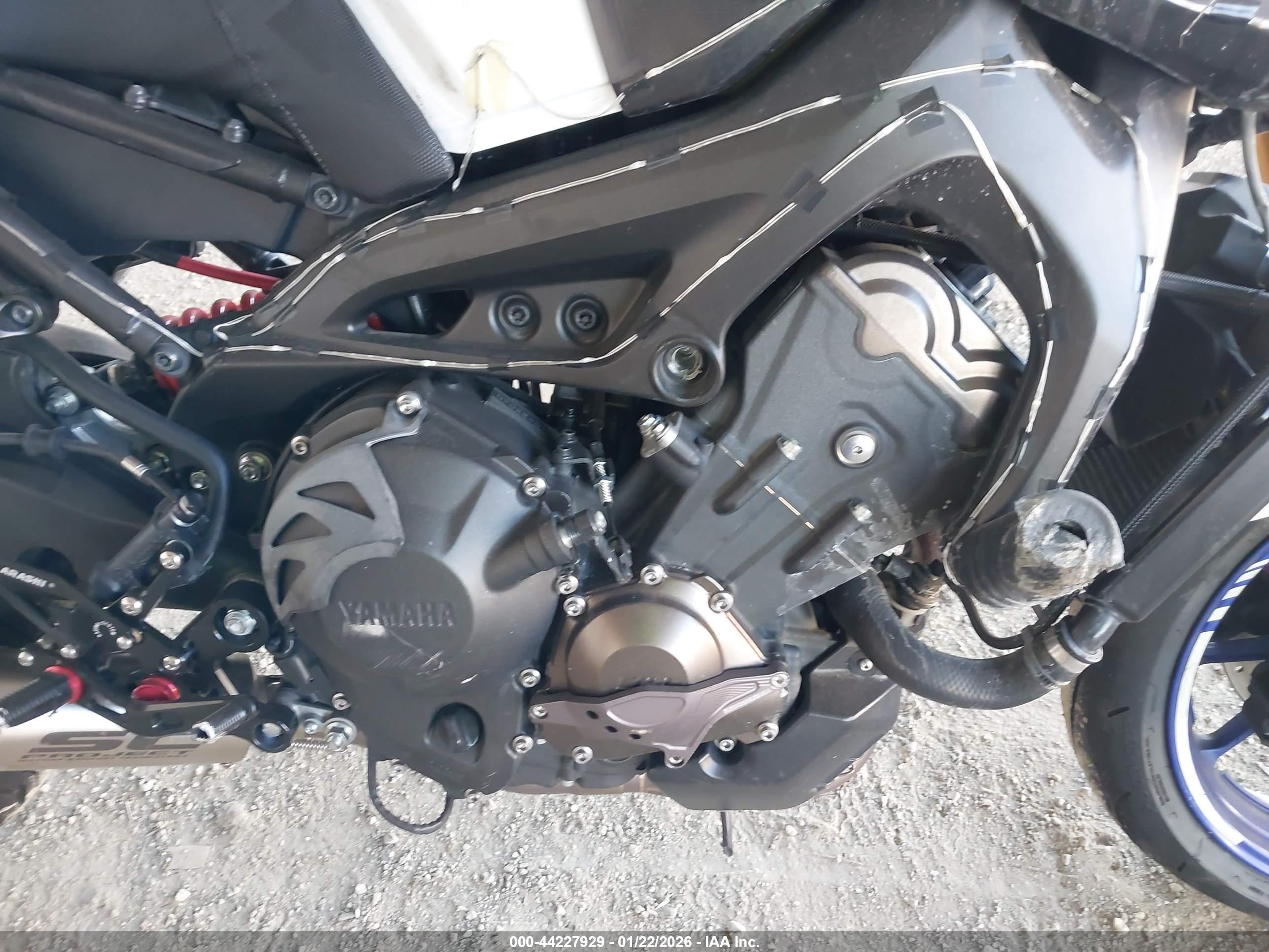 YAMAHA FZ09 image 8