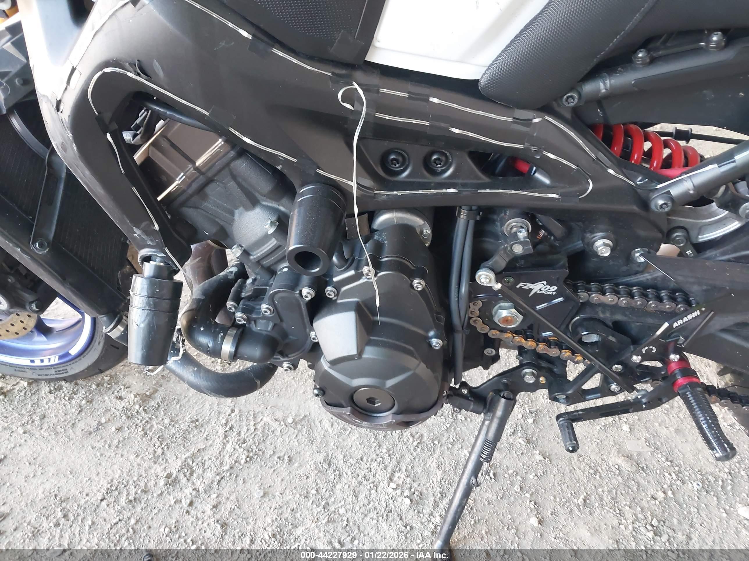 YAMAHA FZ09 image 9
