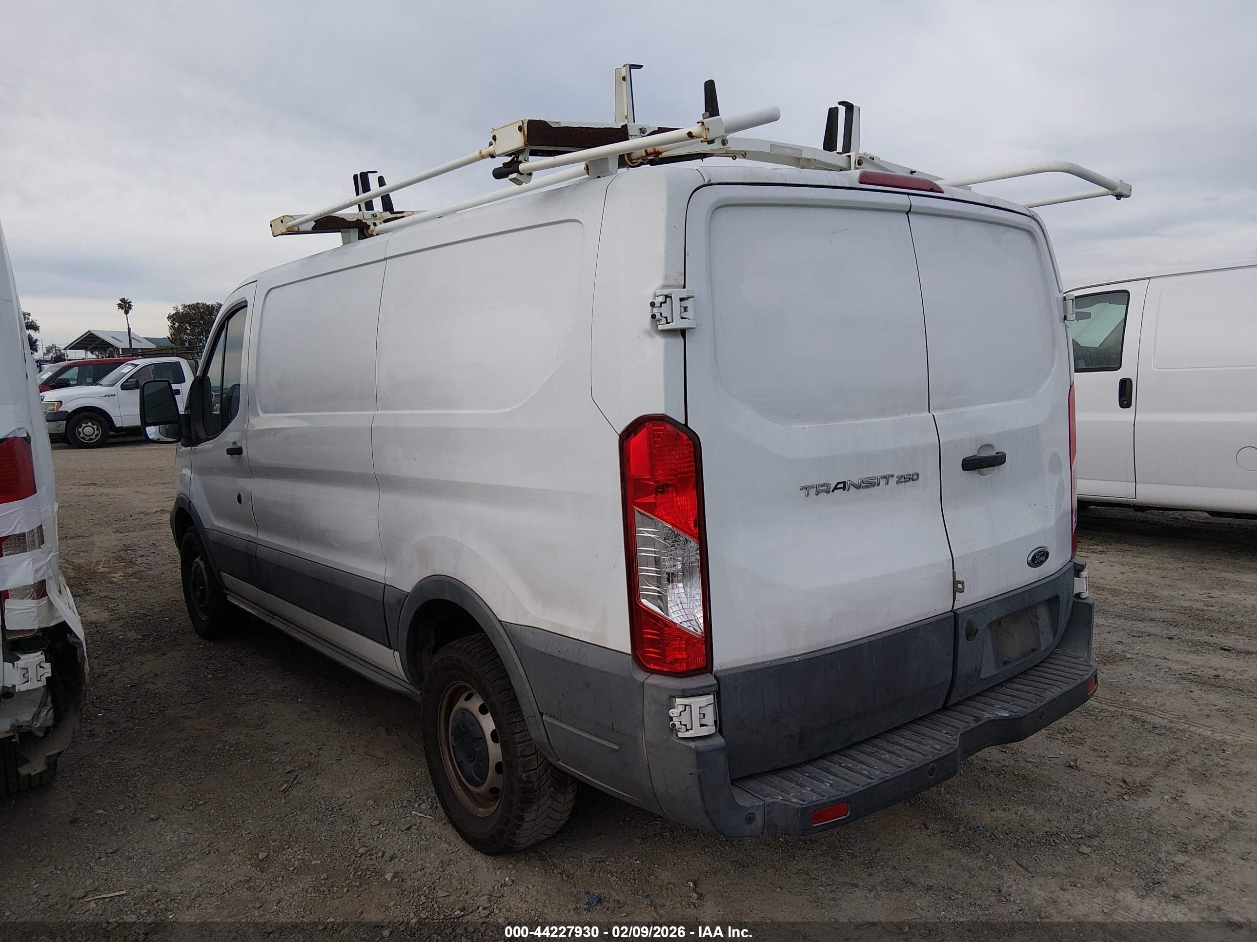 FORD TRANSIT-250 image 3