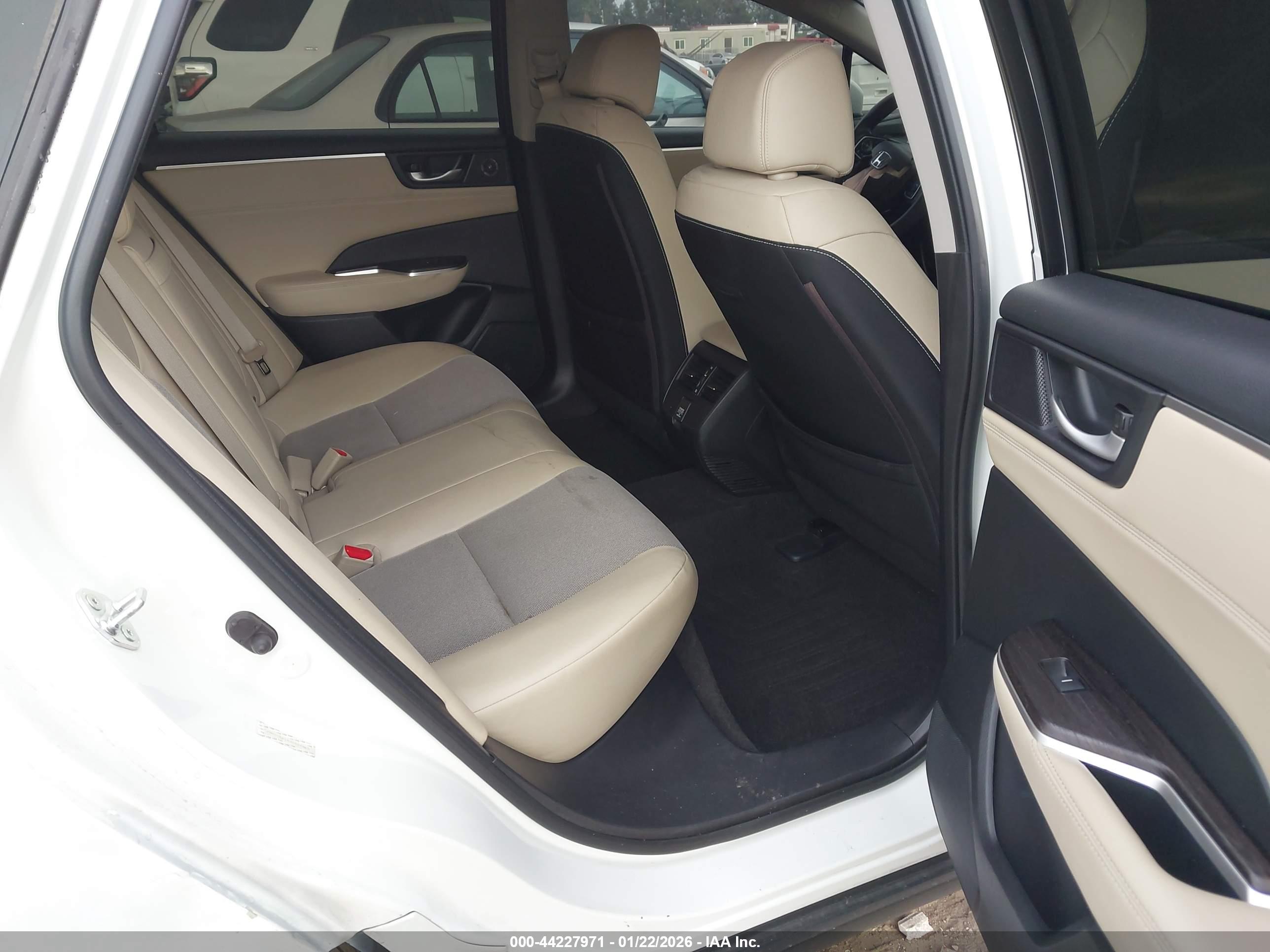 HONDA CLARITY image 8