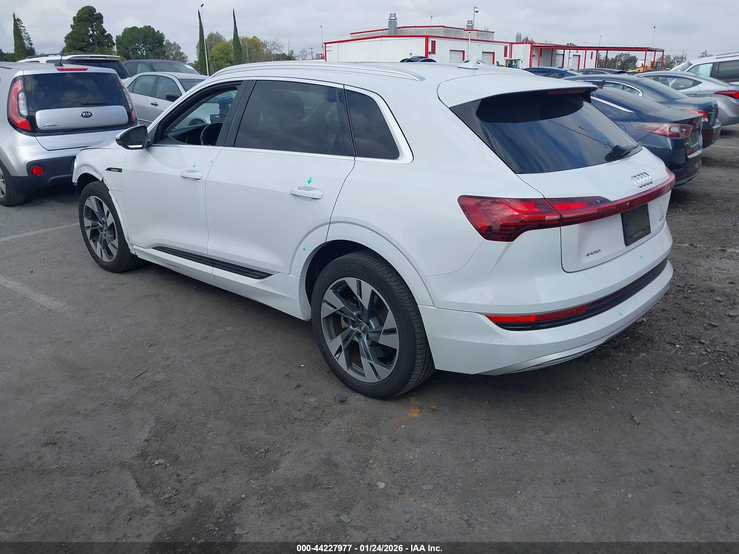 AUDI E-TRON image 3
