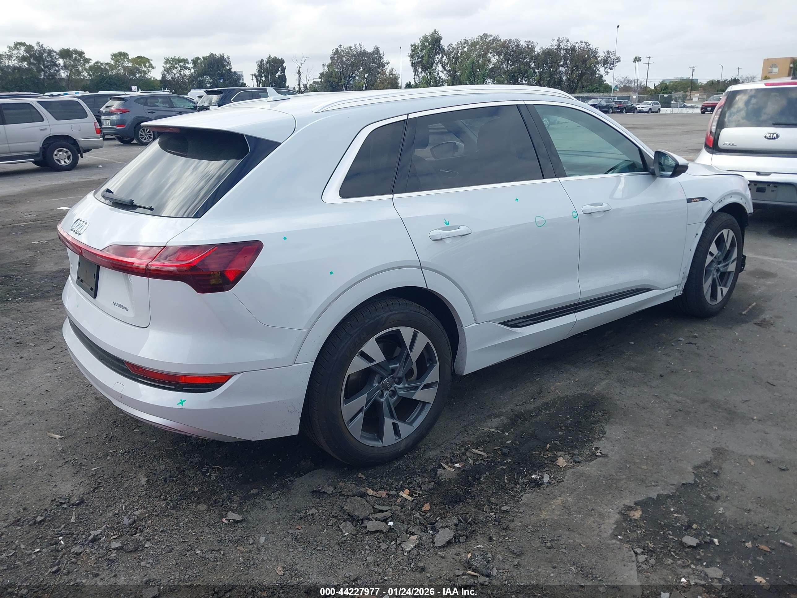AUDI E-TRON image 4