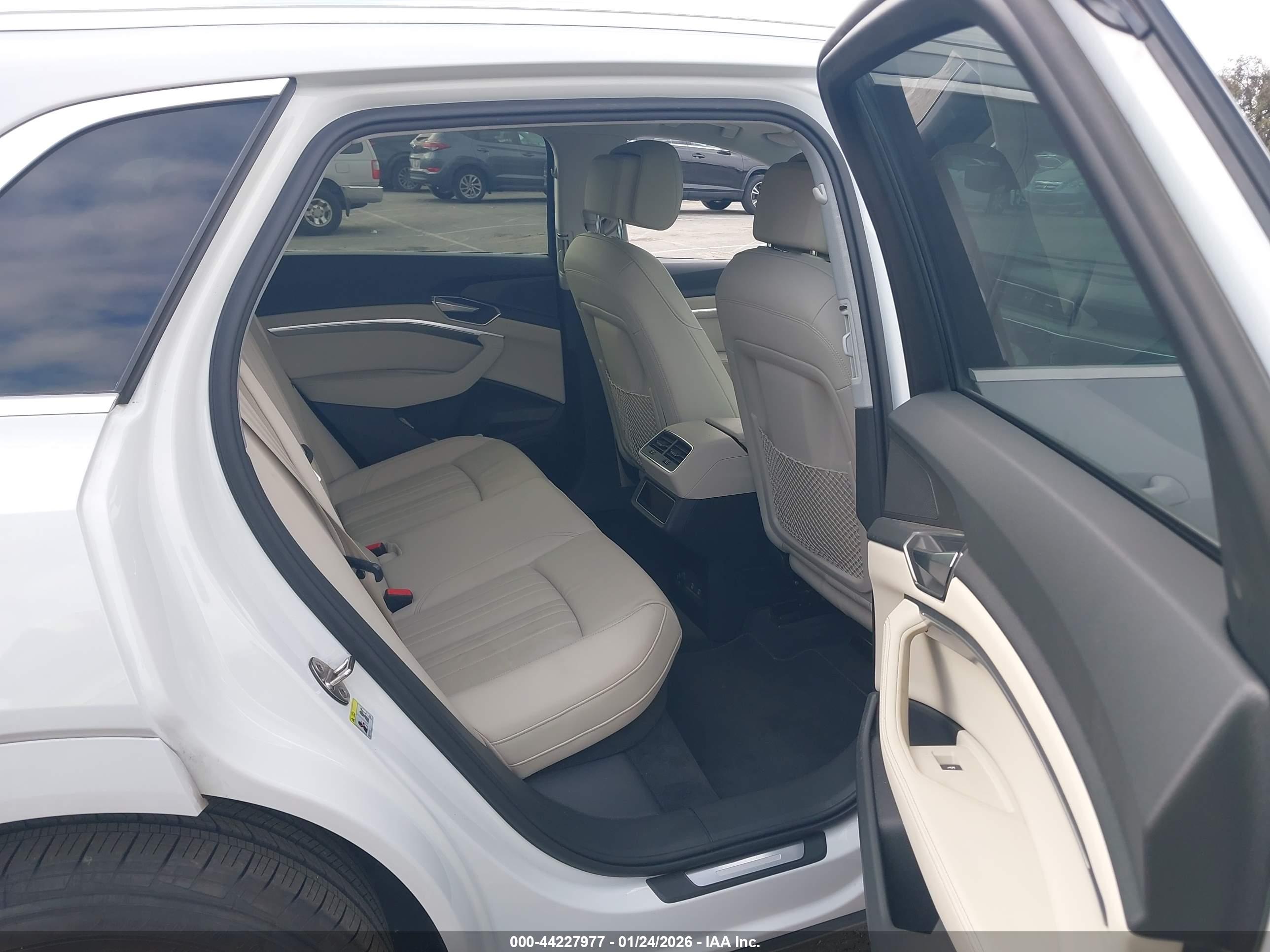 AUDI E-TRON image 8