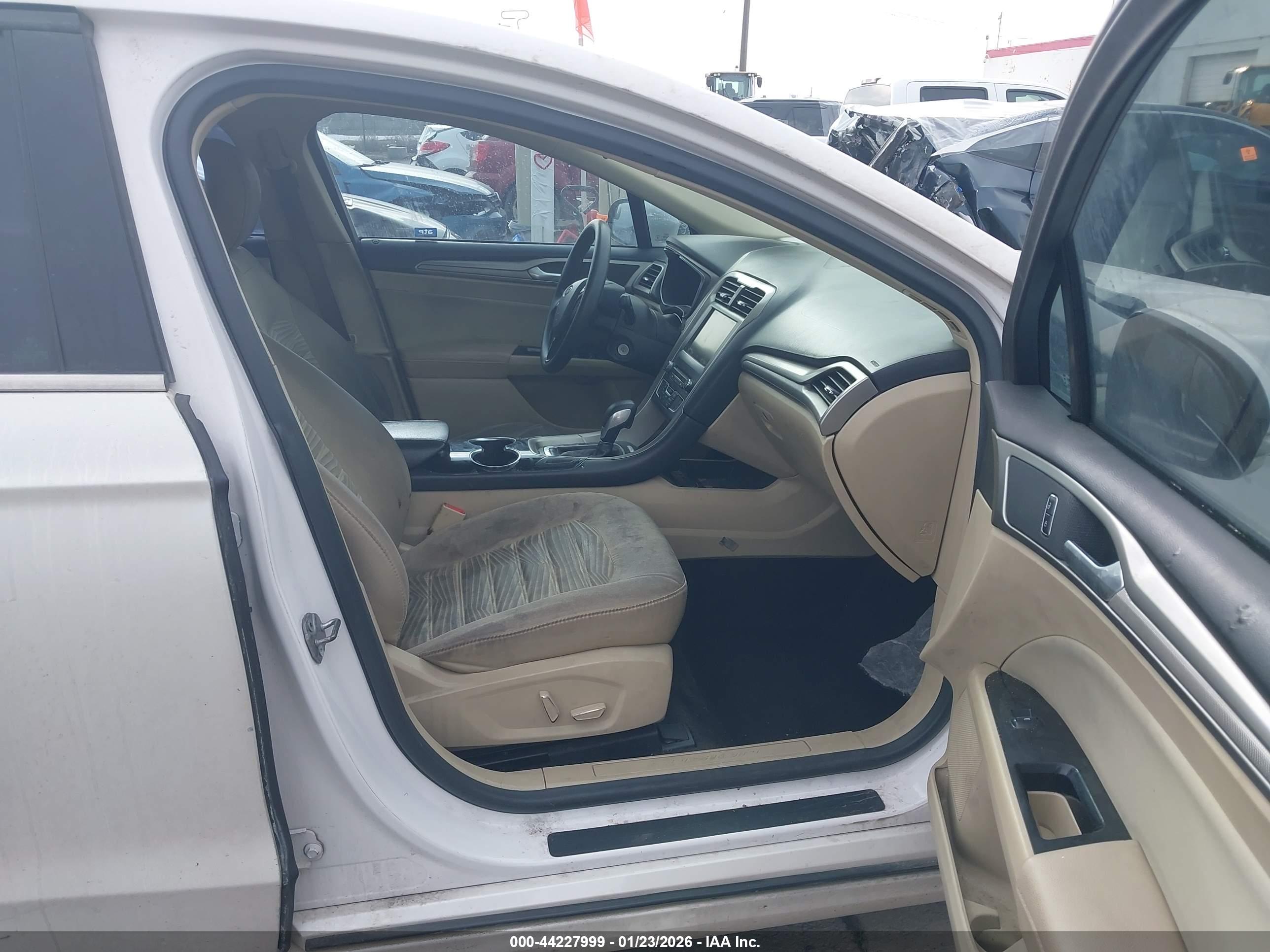 FORD FUSION image 5