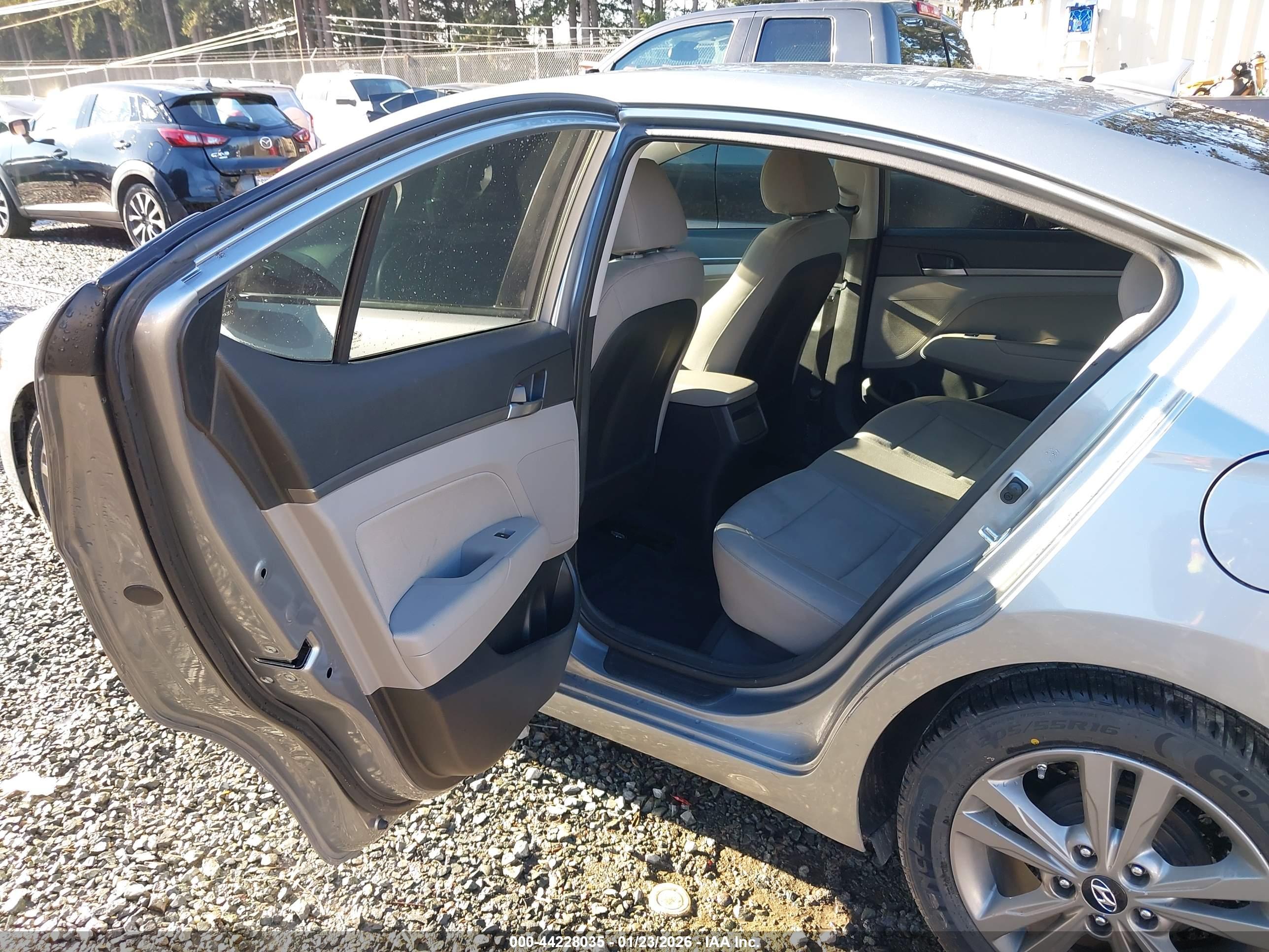 HYUNDAI ELANTRA image 8