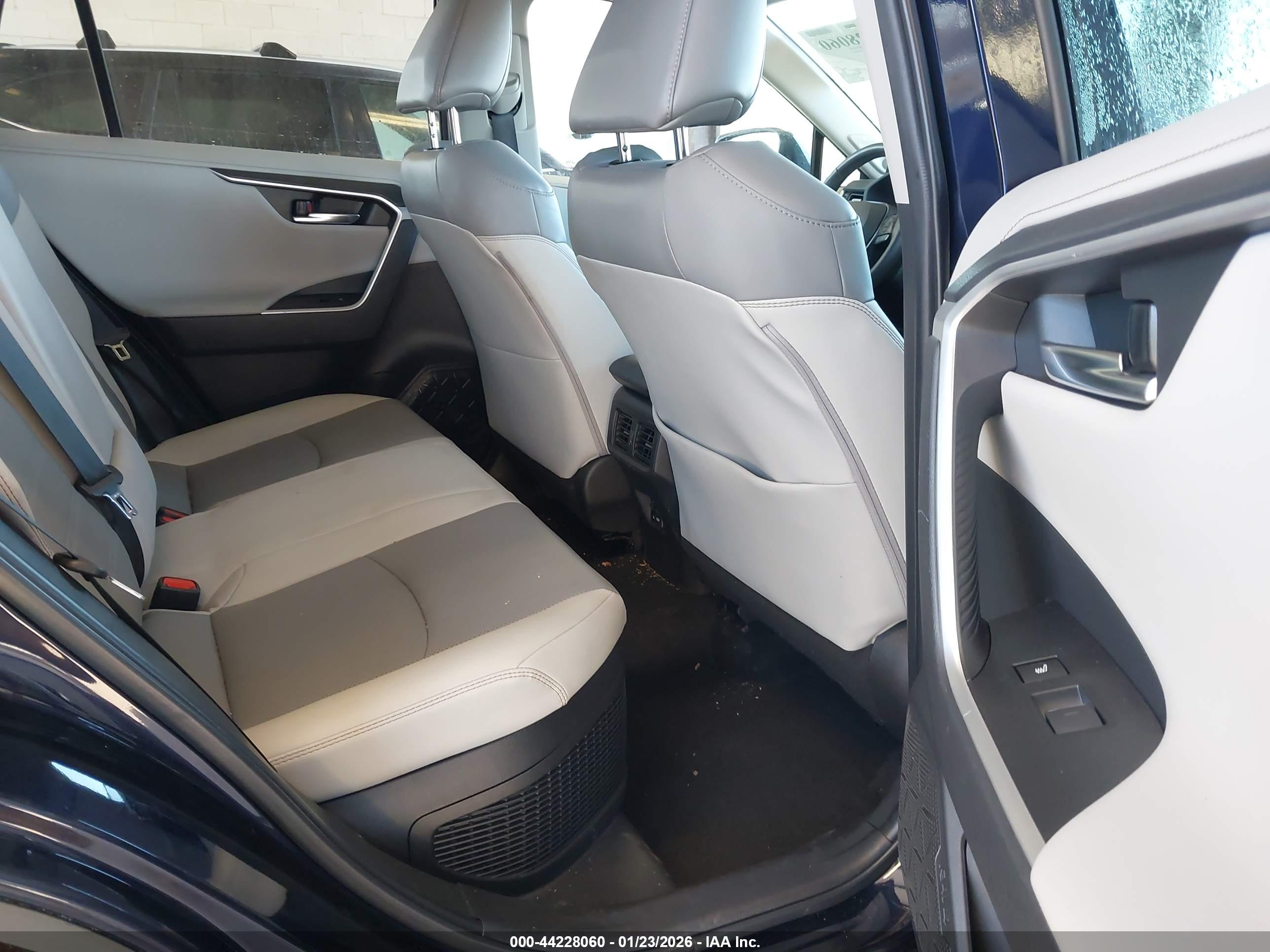 TOYOTA RAV4 image 8