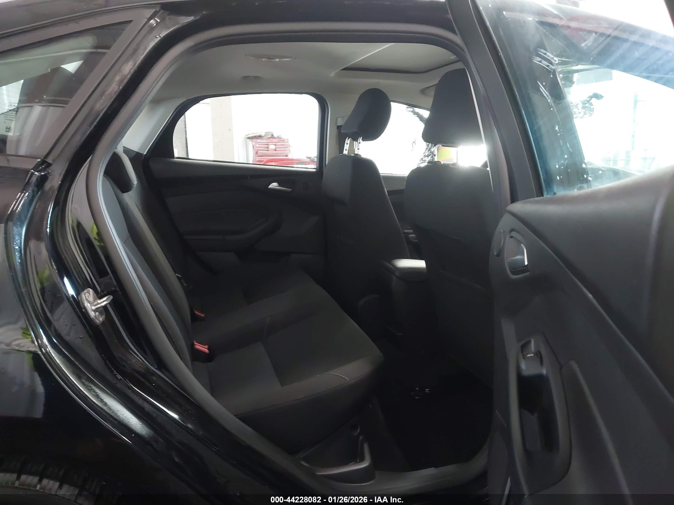 FORD FOCUS image 8