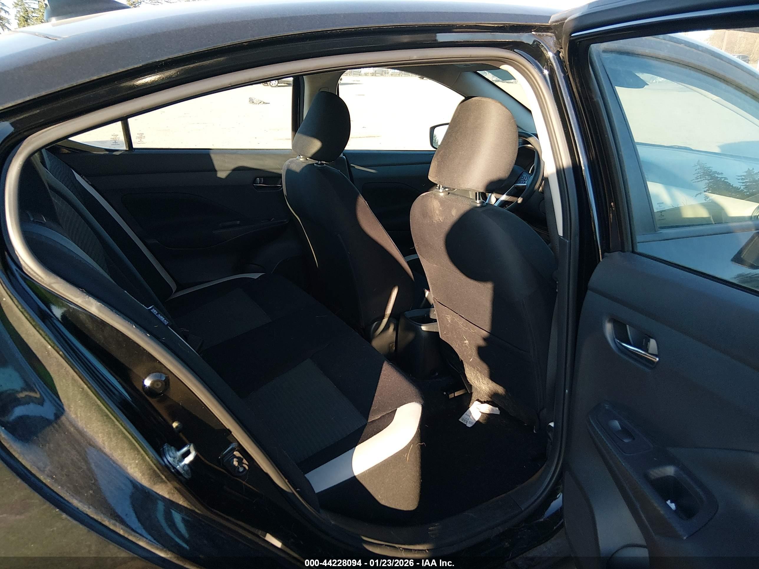 NISSAN VERSA image 8