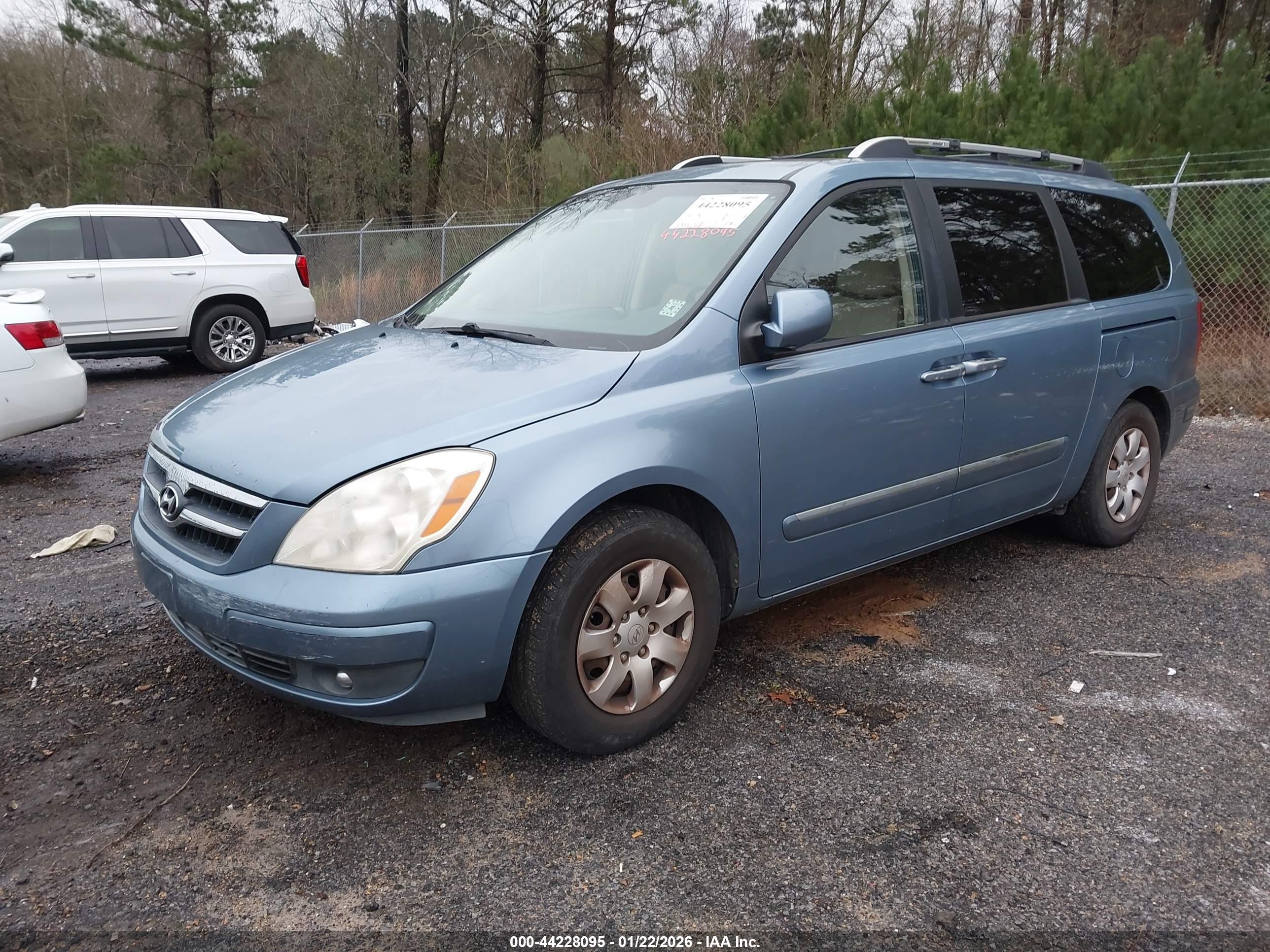 HYUNDAI ENTOURAGE image 2