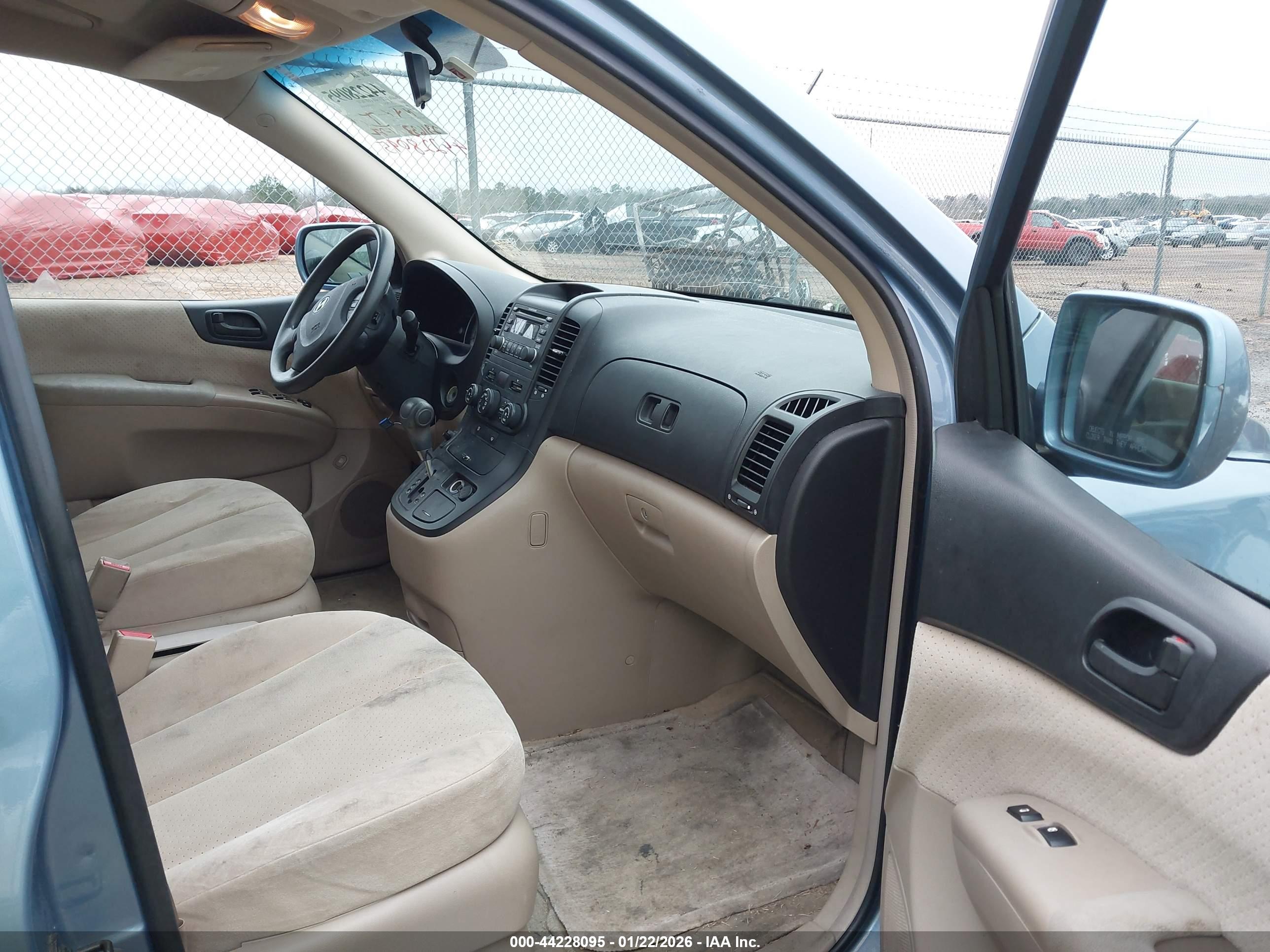 HYUNDAI ENTOURAGE image 5
