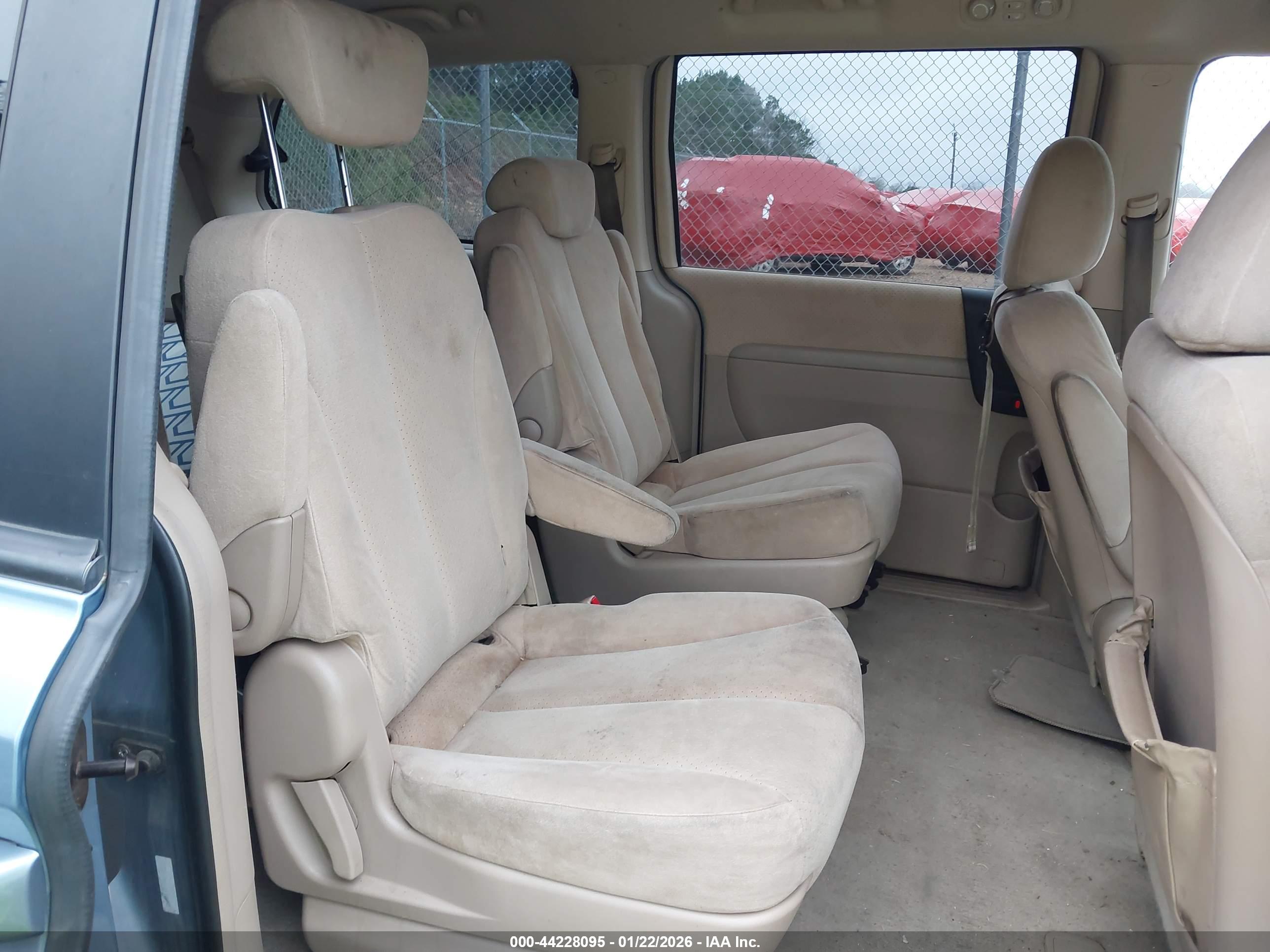 HYUNDAI ENTOURAGE image 8