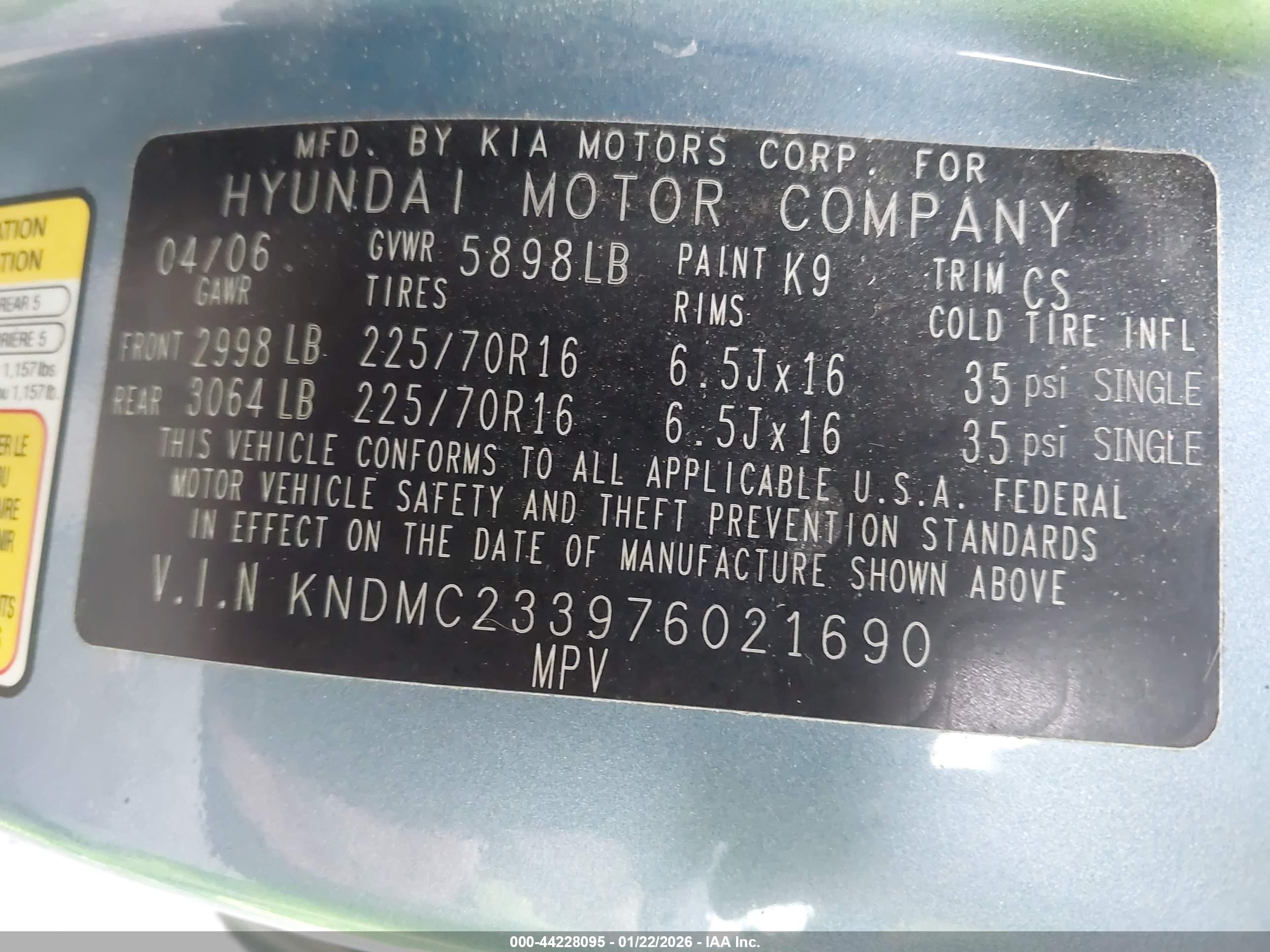 HYUNDAI ENTOURAGE image 9