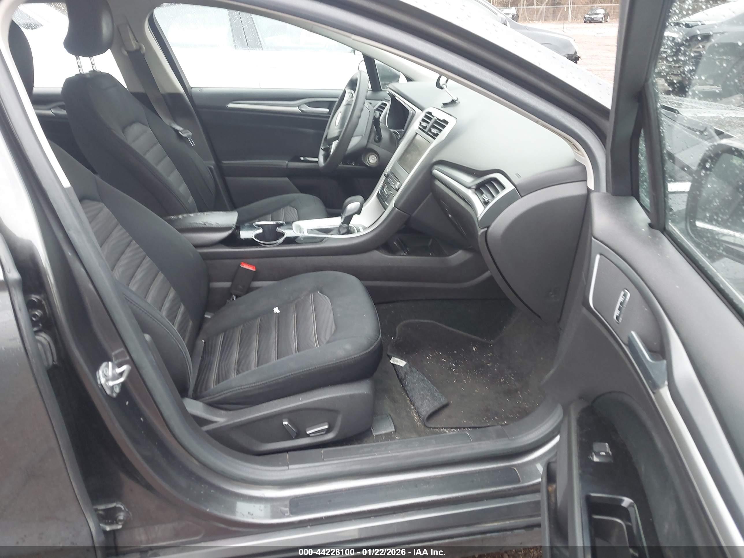 FORD FUSION image 5