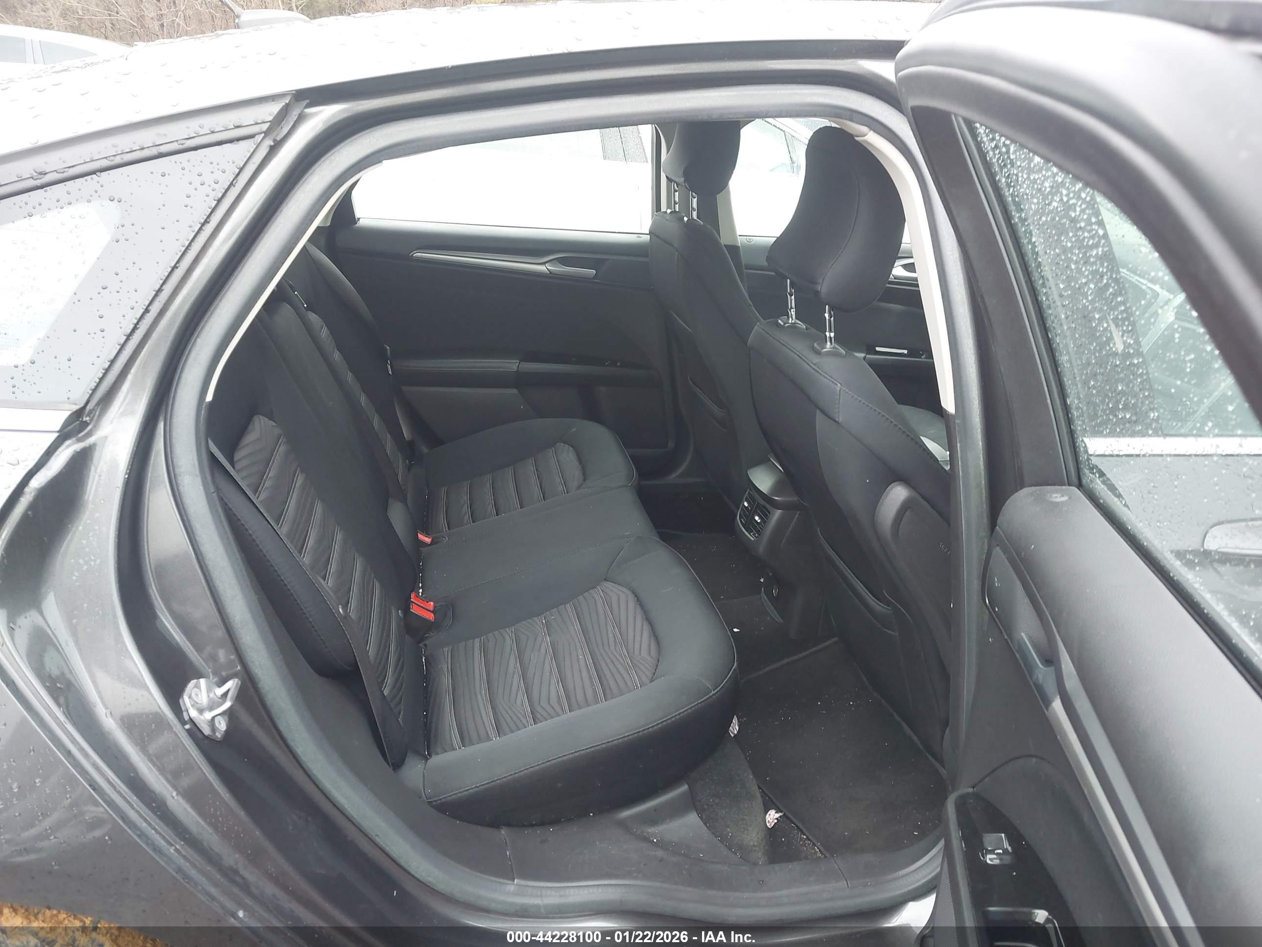 FORD FUSION image 8