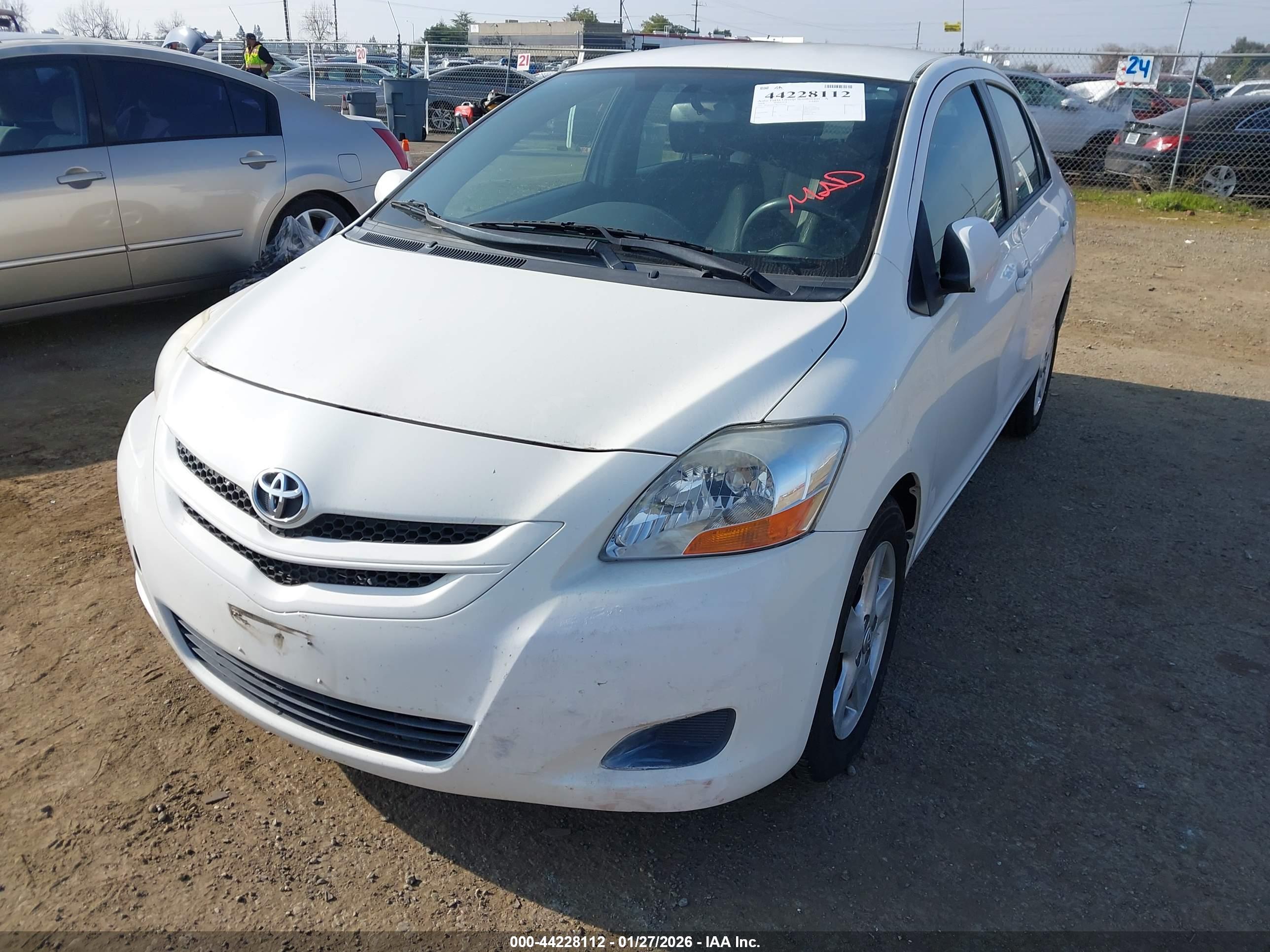 TOYOTA YARIS image 2