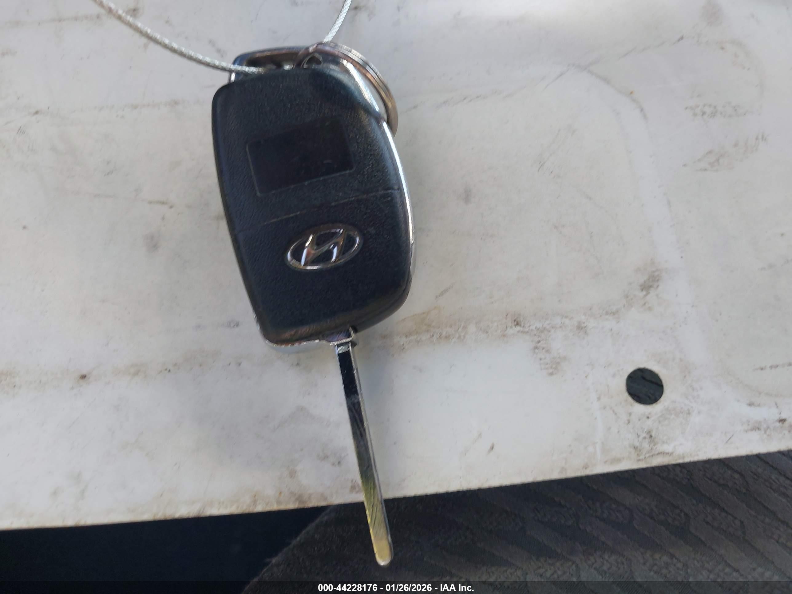 HYUNDAI SANTA image 11