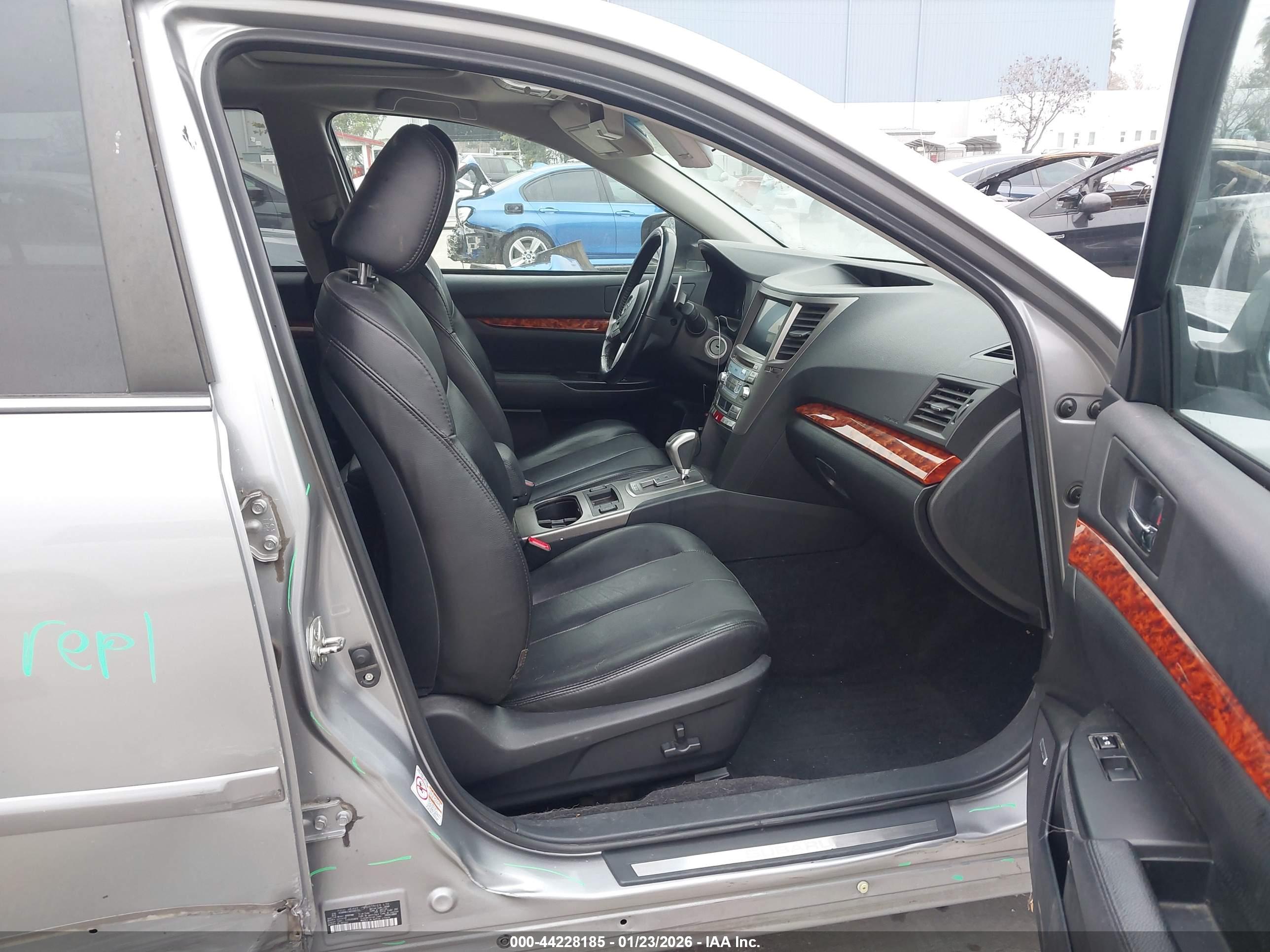 SUBARU OUTBACK image 5