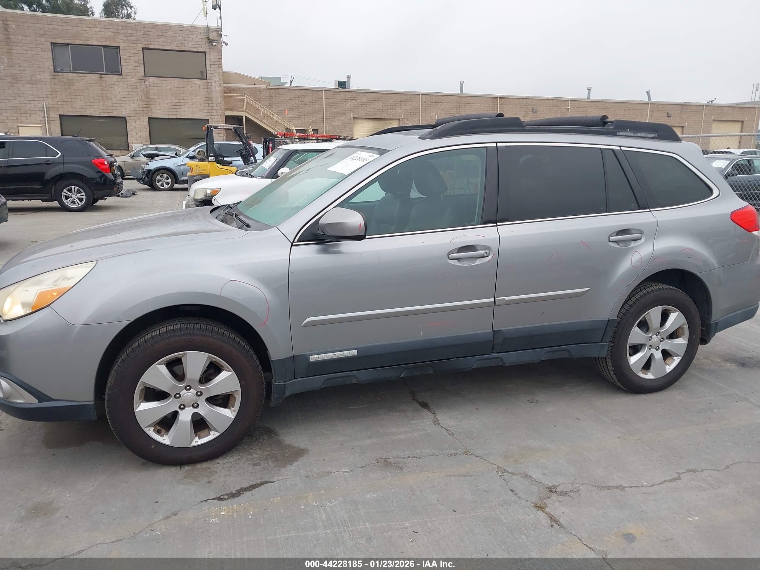 SUBARU OUTBACK image 6