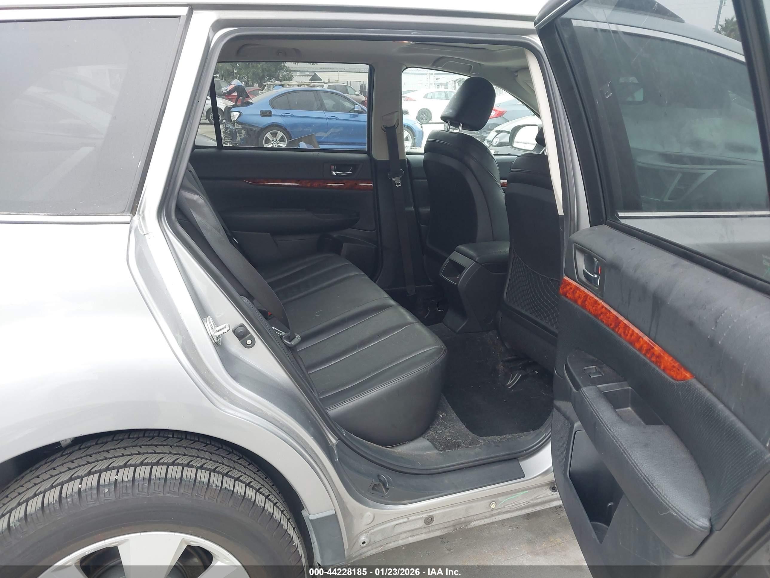 SUBARU OUTBACK image 8