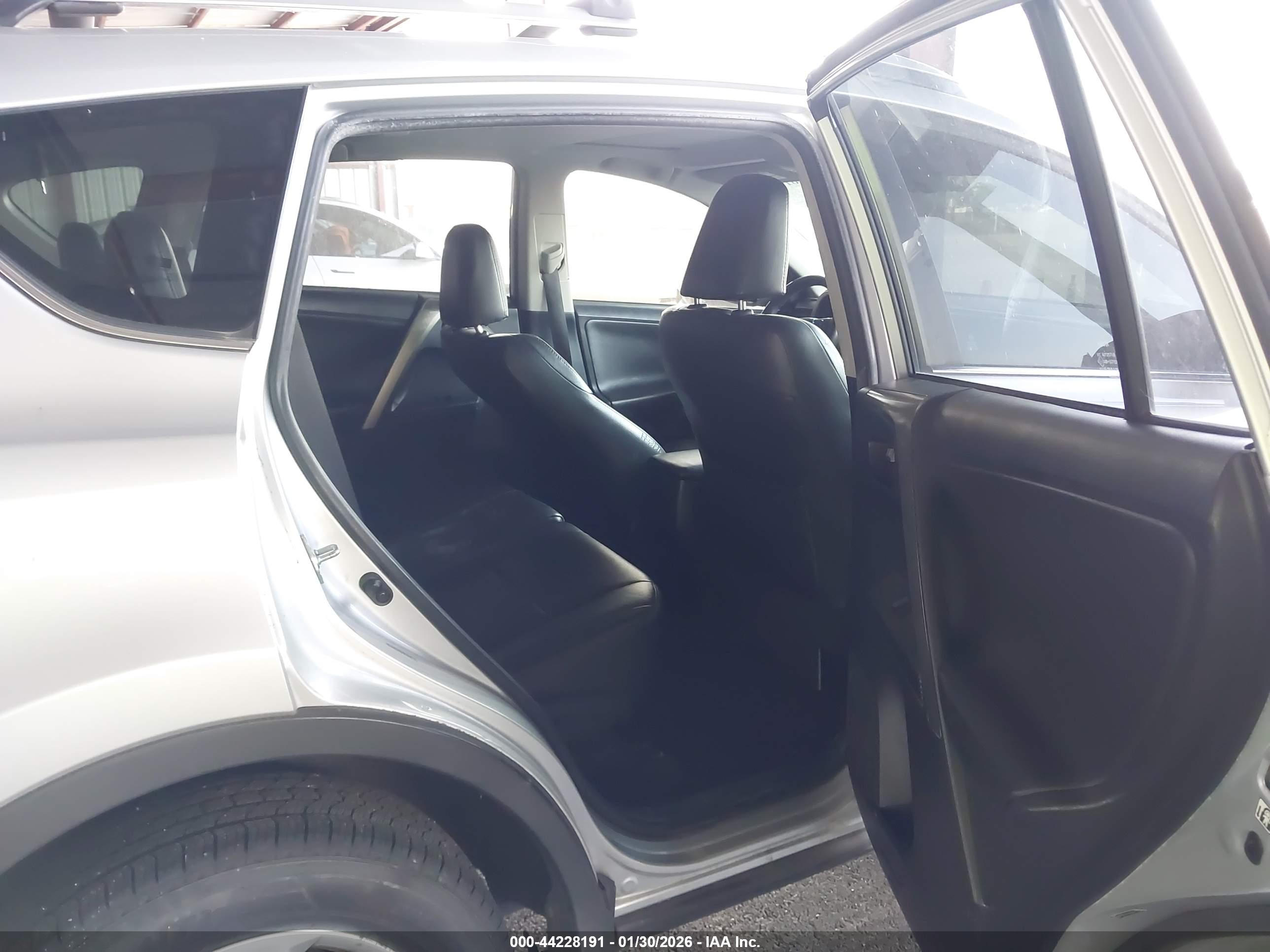 TOYOTA RAV4 image 8