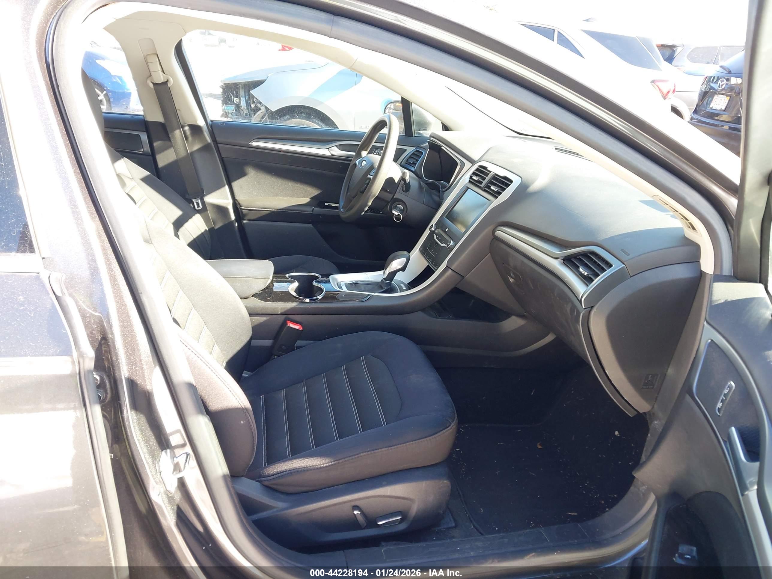 FORD FUSION image 5