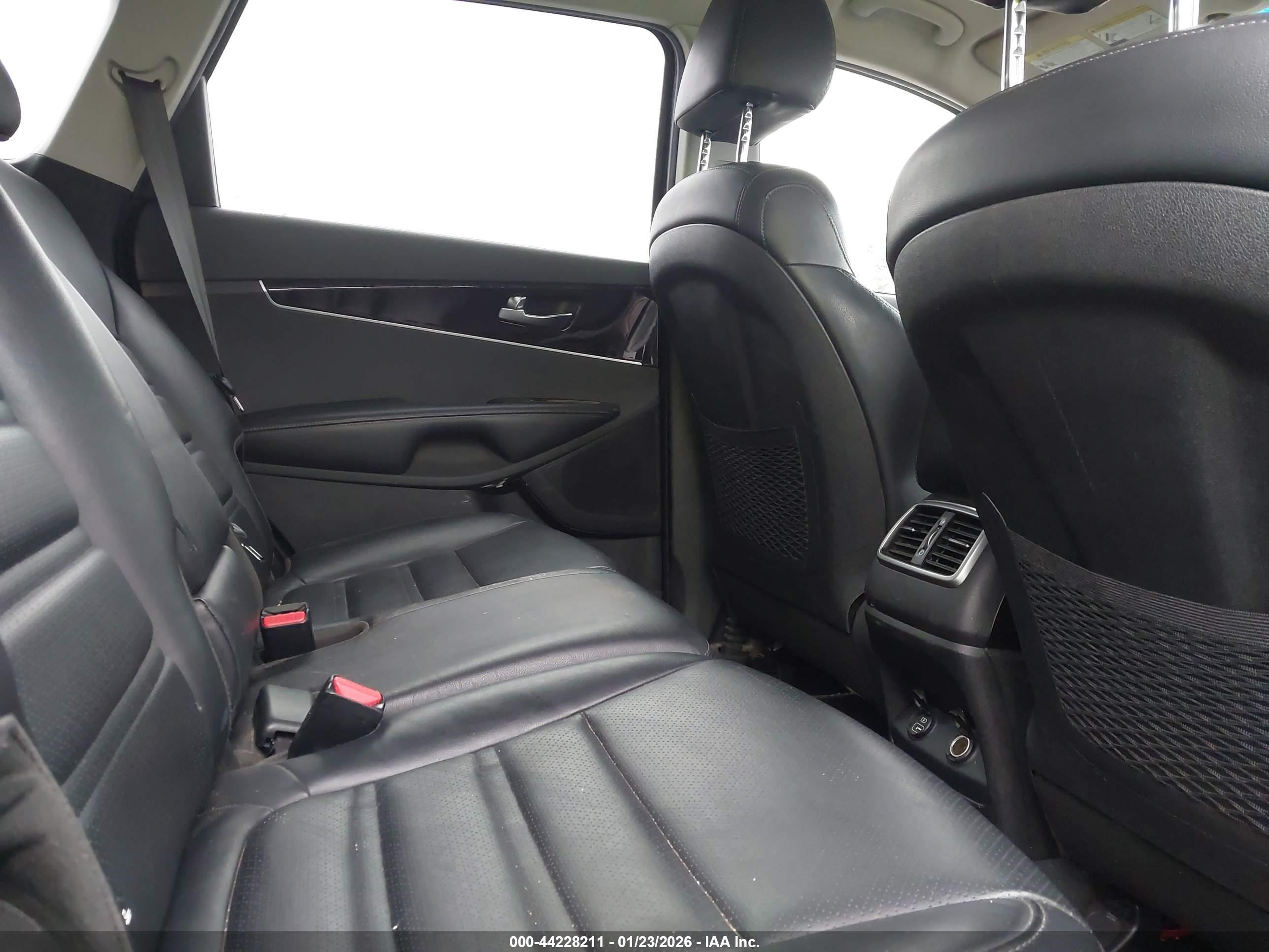 KIA SORENTO image 8