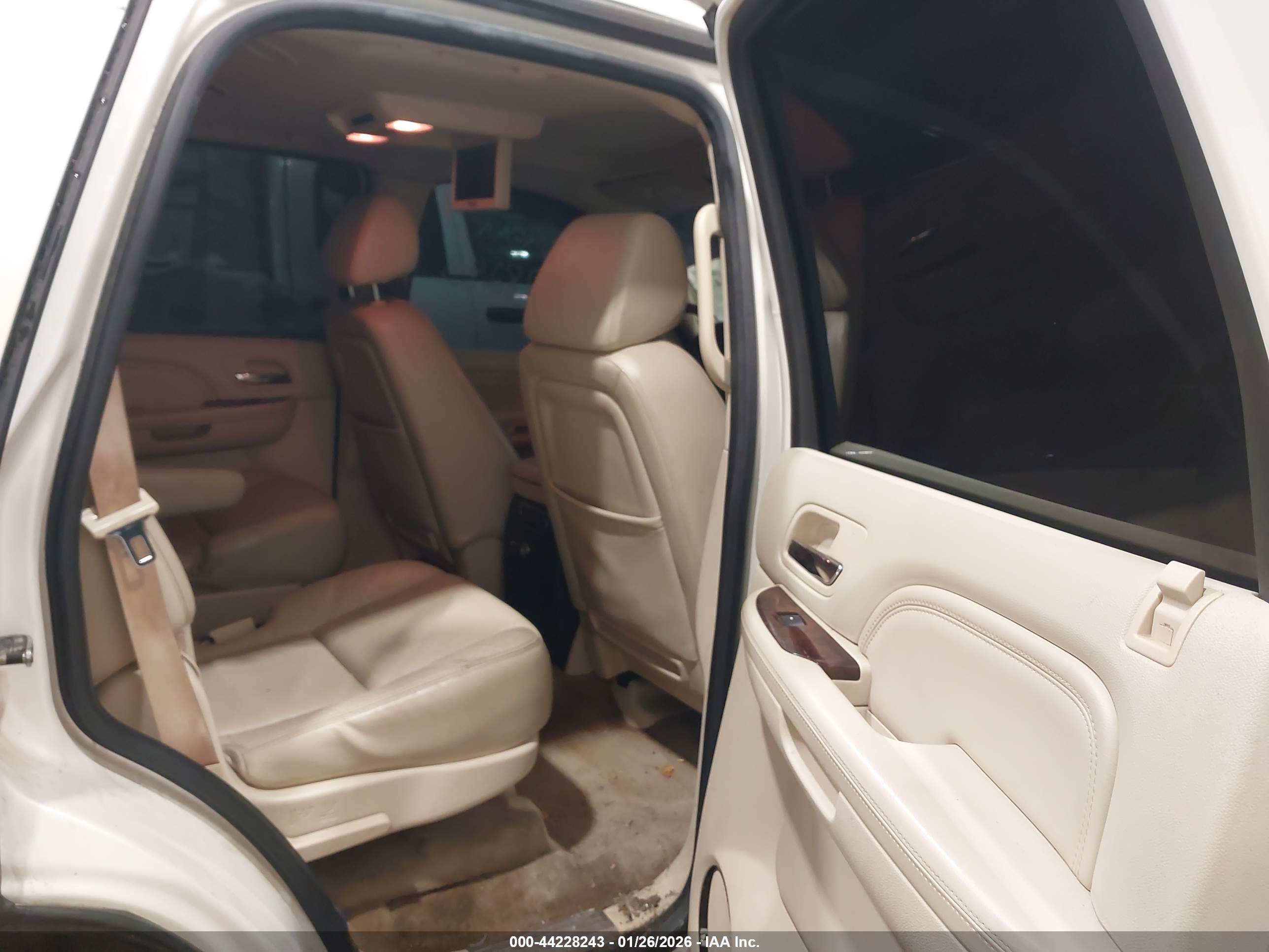 CADILLAC ESCALADE image 8
