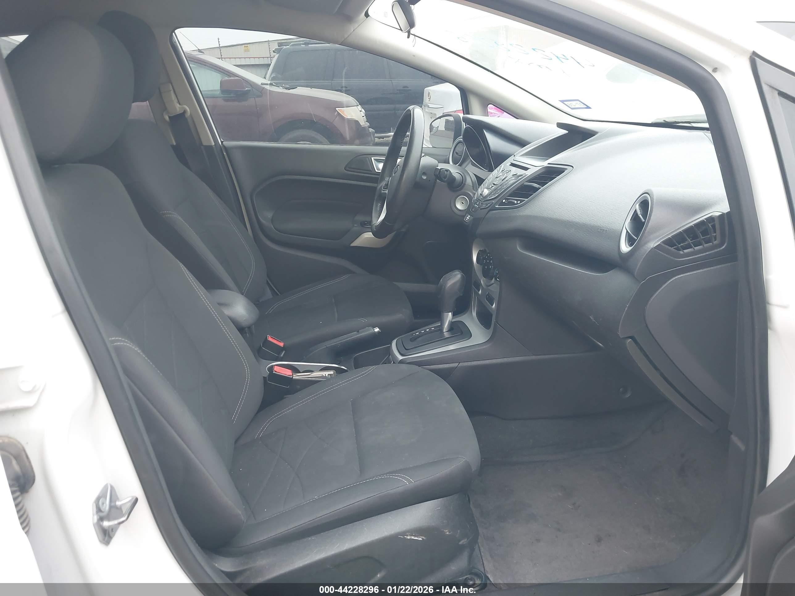 FORD FIESTA image 5