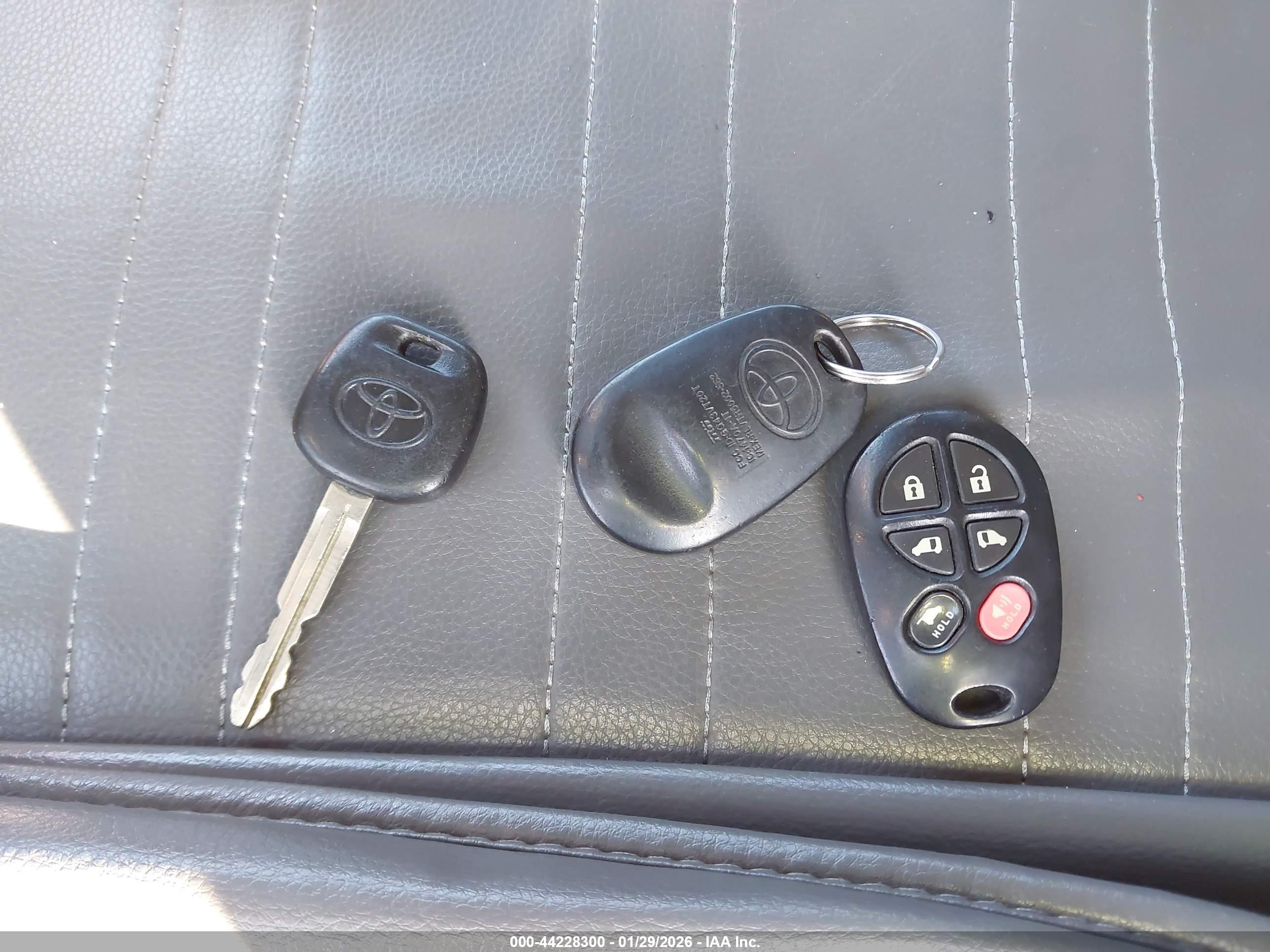 TOYOTA SIENNA image 11