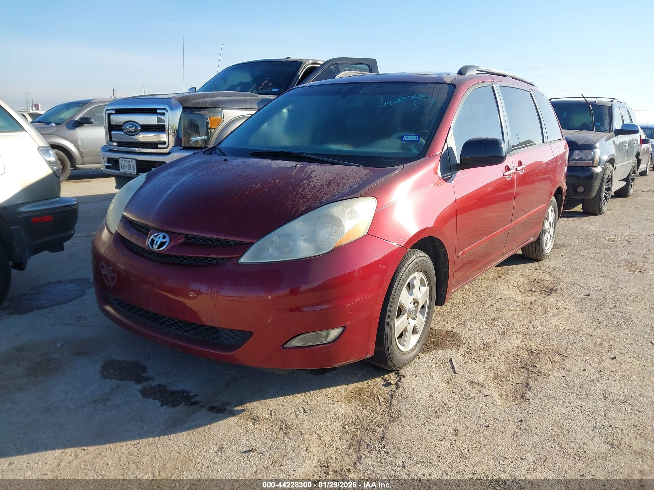 TOYOTA SIENNA image 2