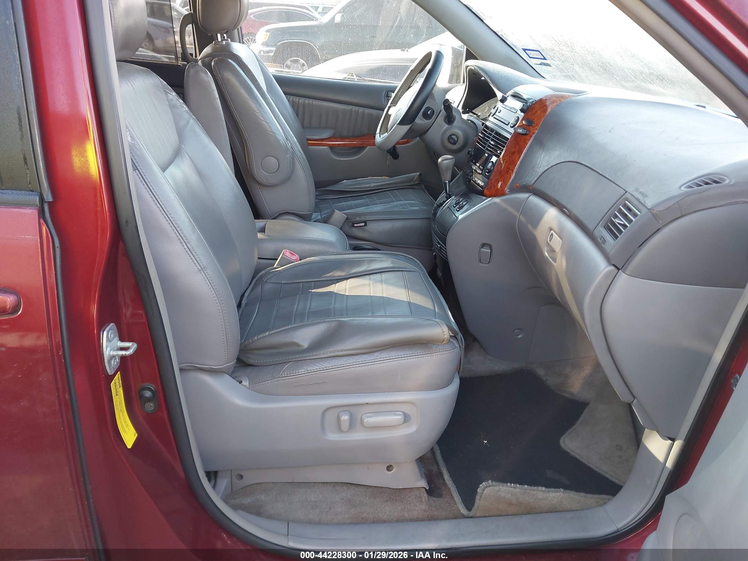 TOYOTA SIENNA image 5