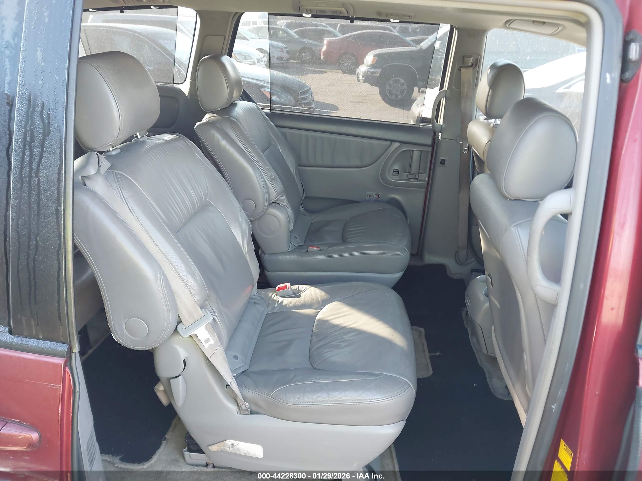 TOYOTA SIENNA image 8