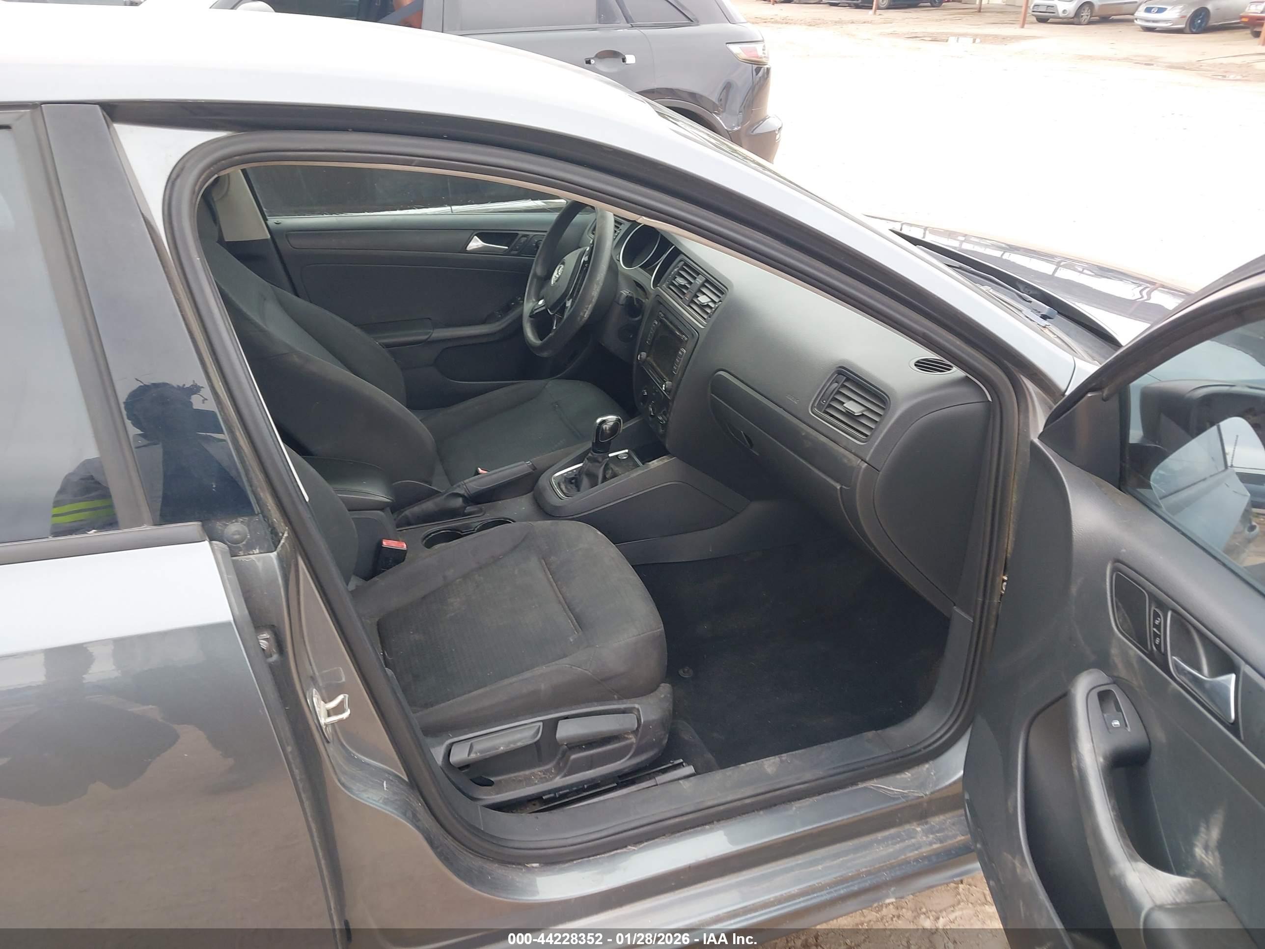 VOLKSWAGEN JETTA image 5