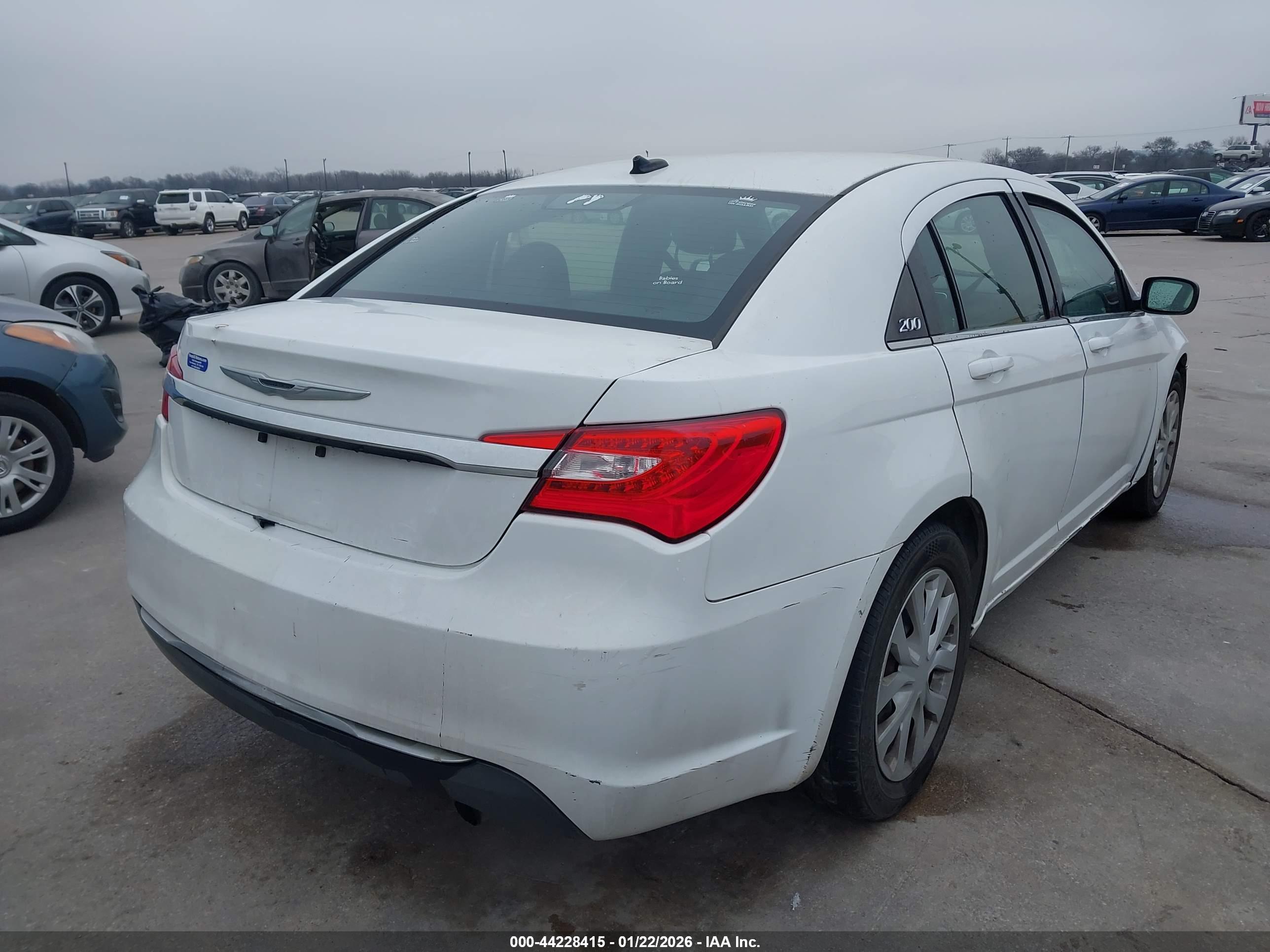 CHRYSLER 200 image 4