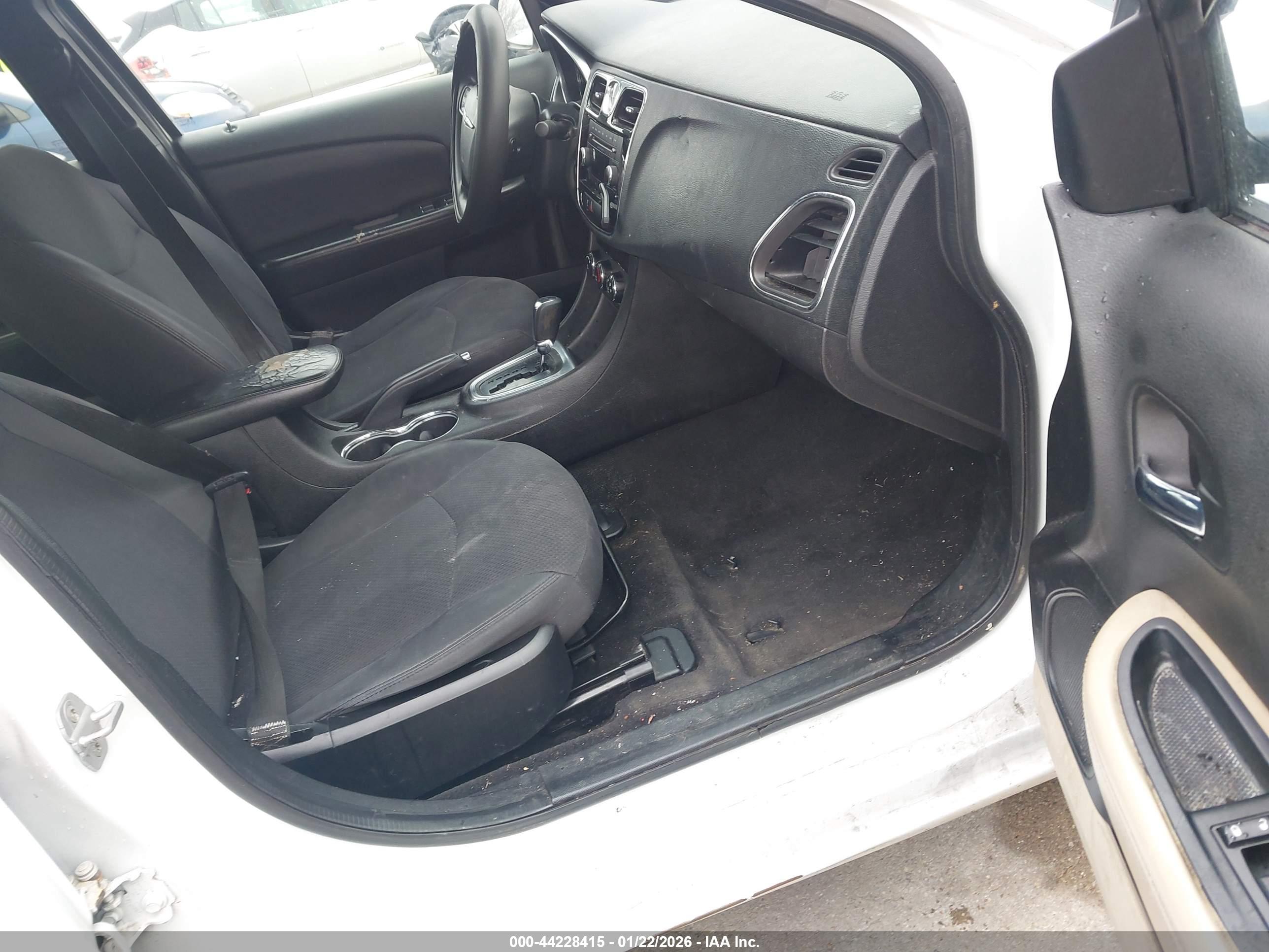 CHRYSLER 200 image 5