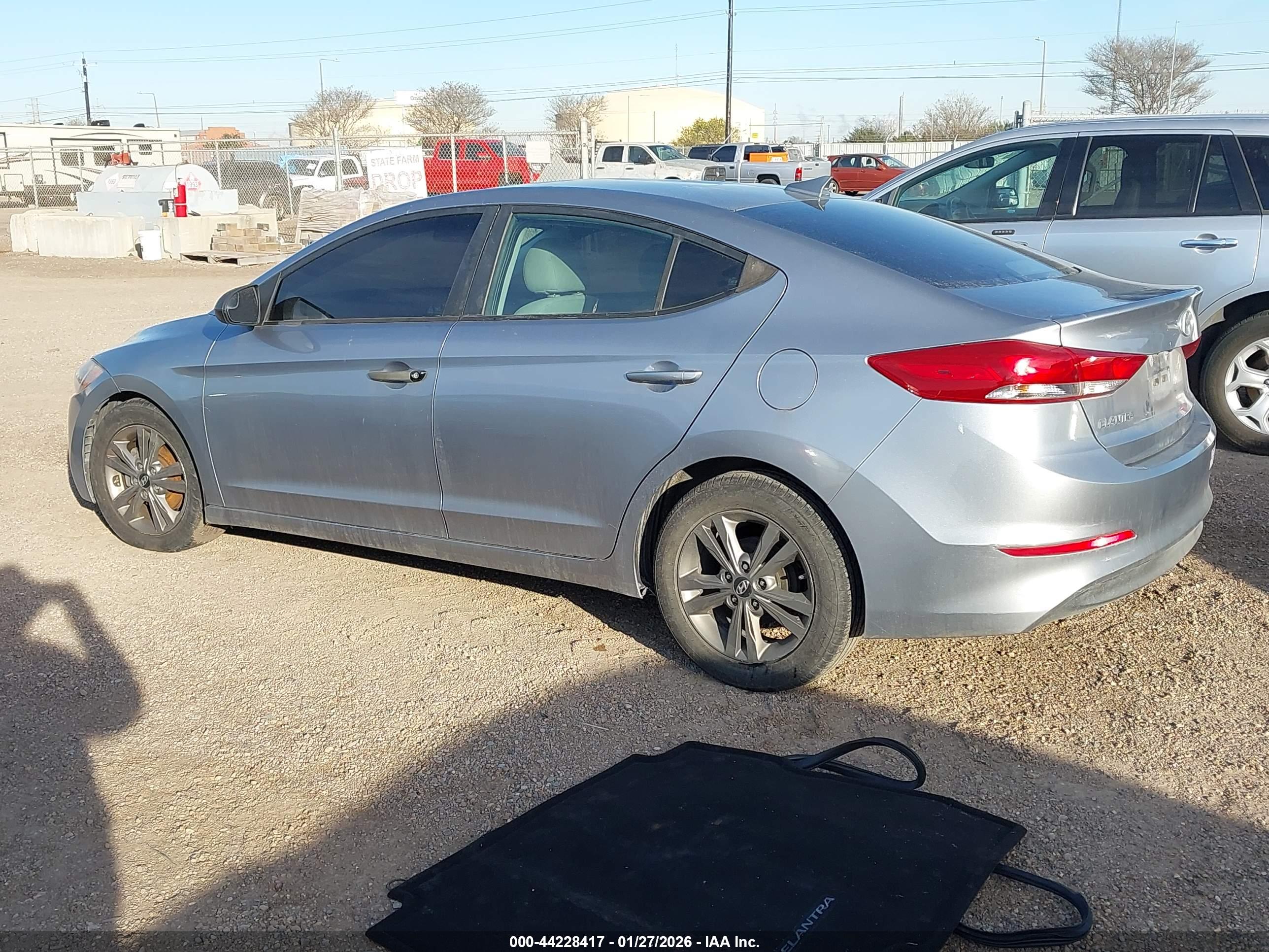 HYUNDAI ELANTRA image 3