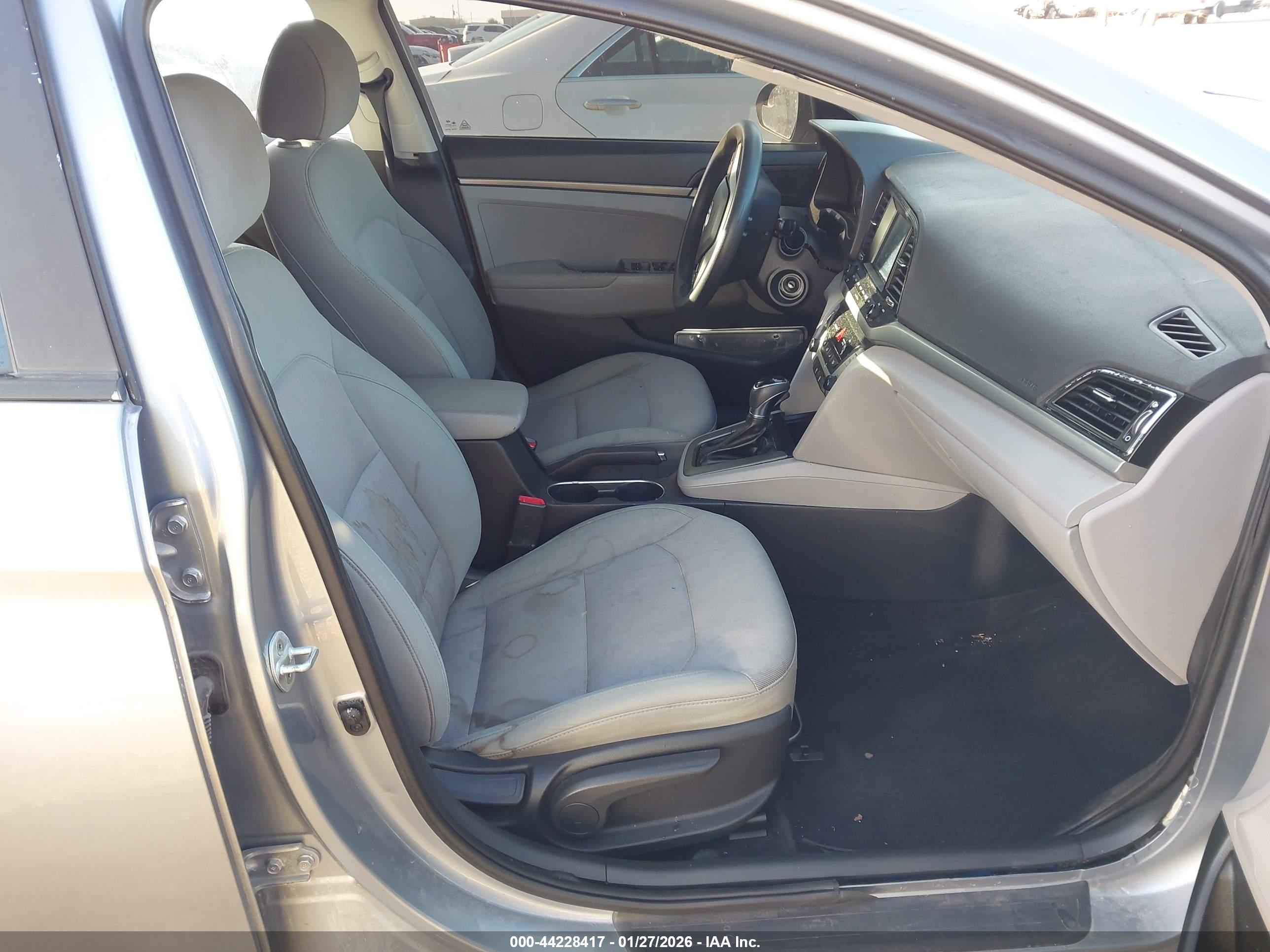 HYUNDAI ELANTRA image 5