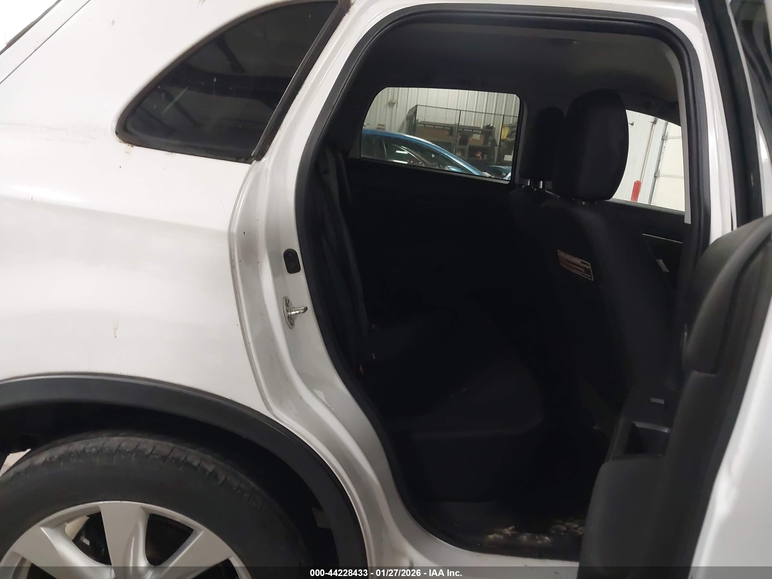 MITSUBISHI OUTLANDER image 8