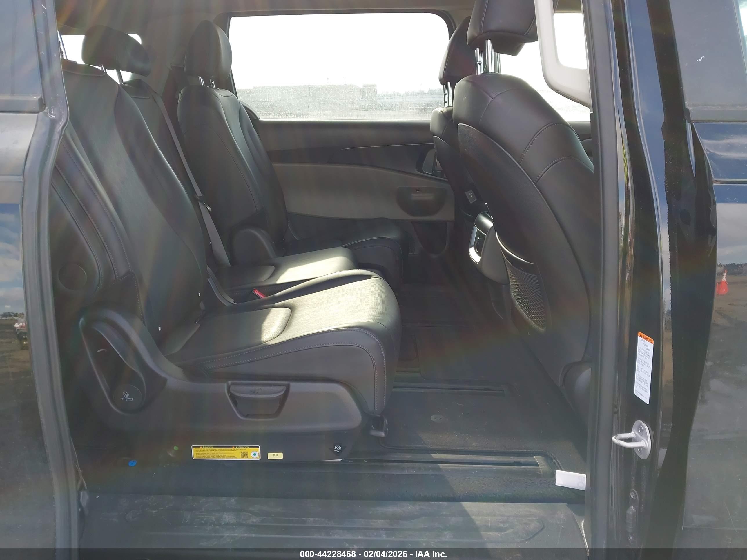 KIA CARNIVAL image 8