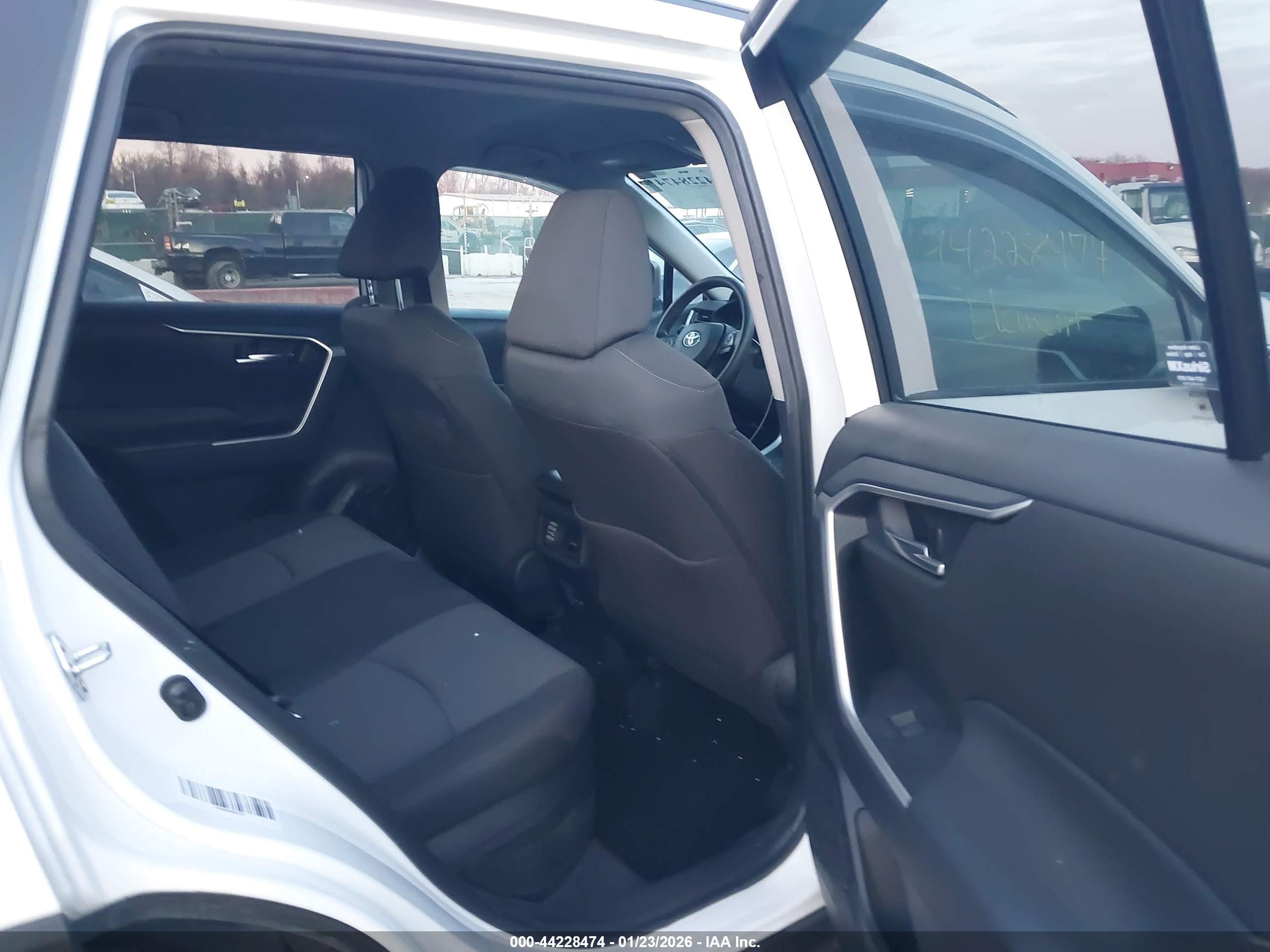 TOYOTA RAV4 image 8
