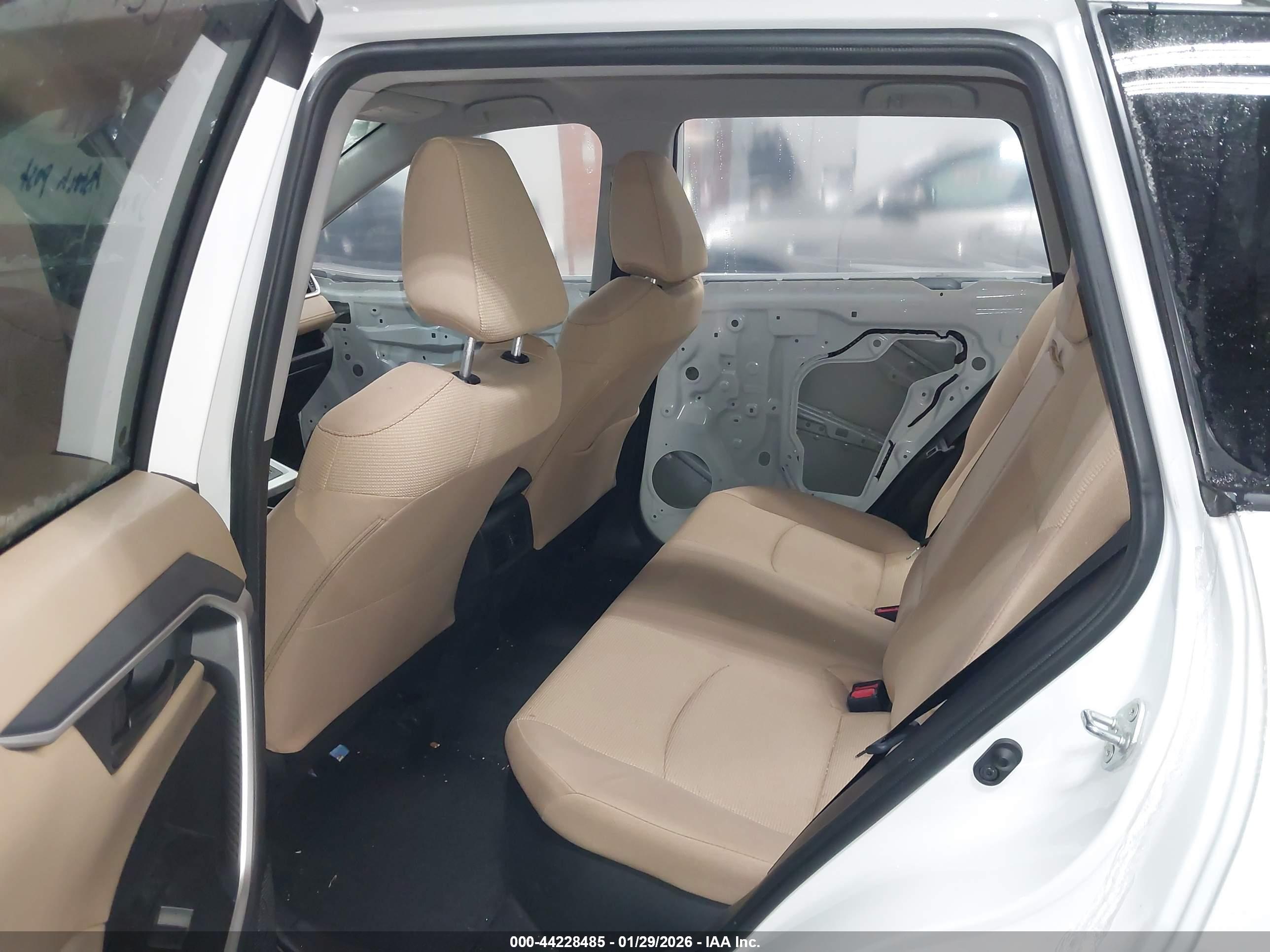 TOYOTA RAV4 image 8