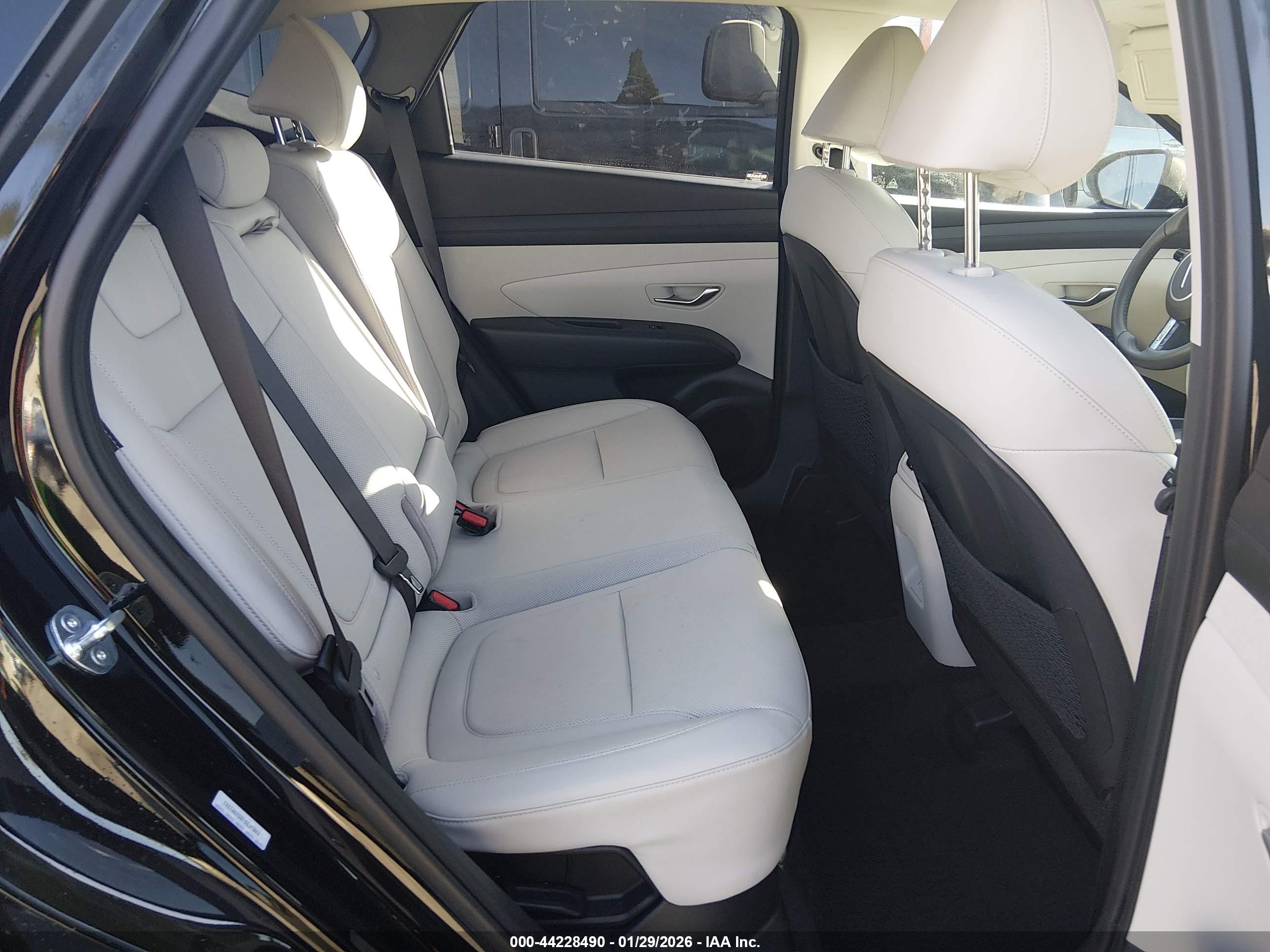 HYUNDAI TUCSON image 8
