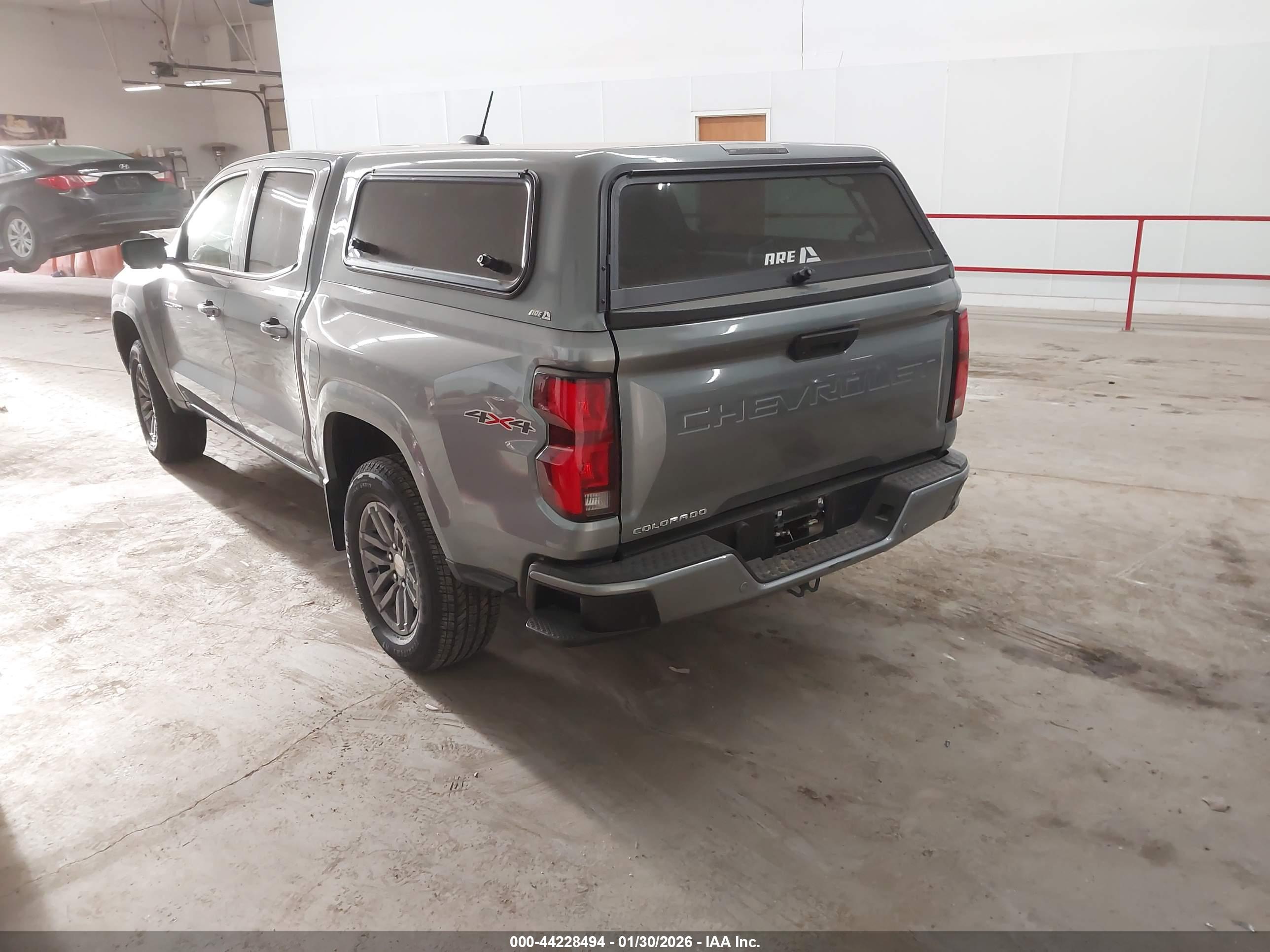 CHEVROLET COLORADO image 3
