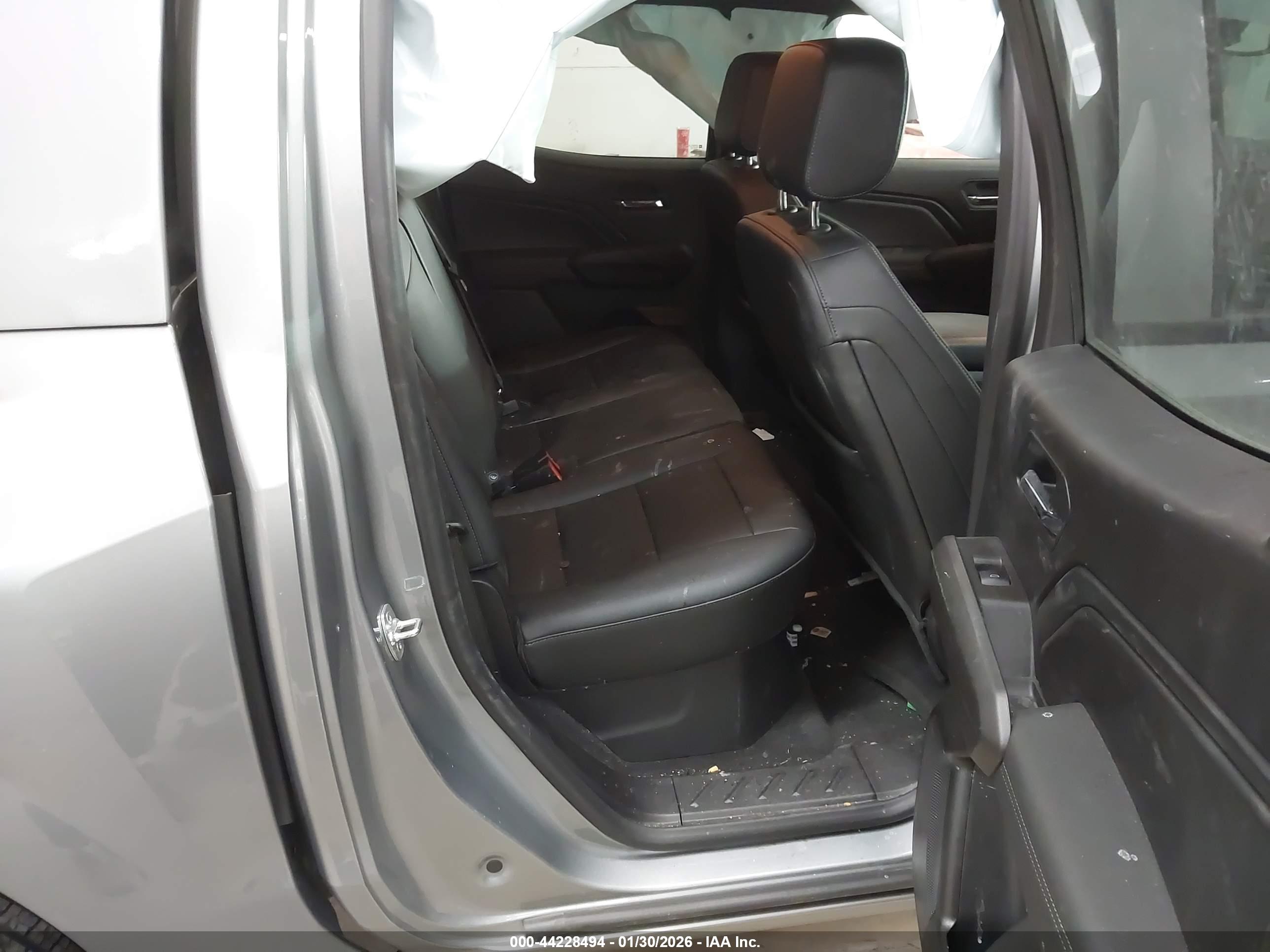 CHEVROLET COLORADO image 8