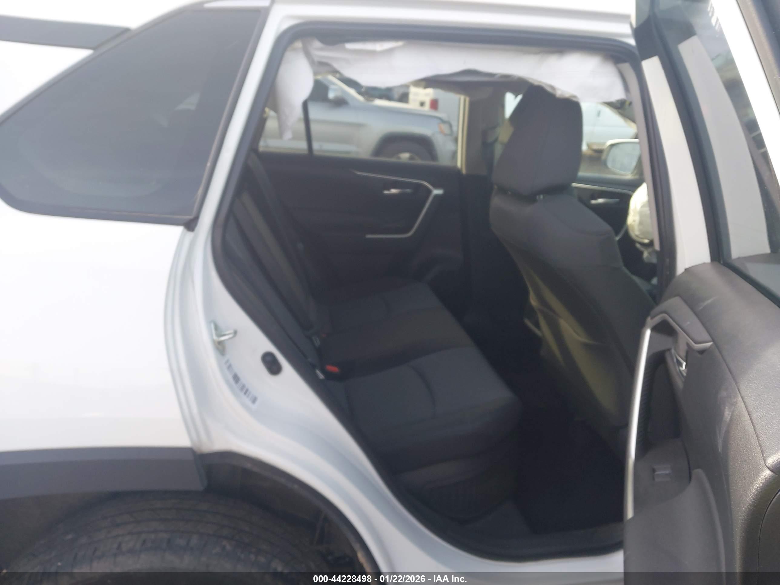 TOYOTA RAV4 image 8